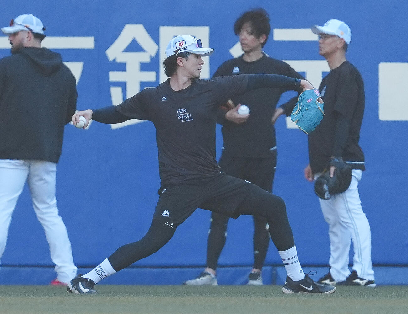 ロッテ対ソフトバンク　試合前練習でキャッチボールするソフトバンク上沢直之（撮影・鈴木みどり）