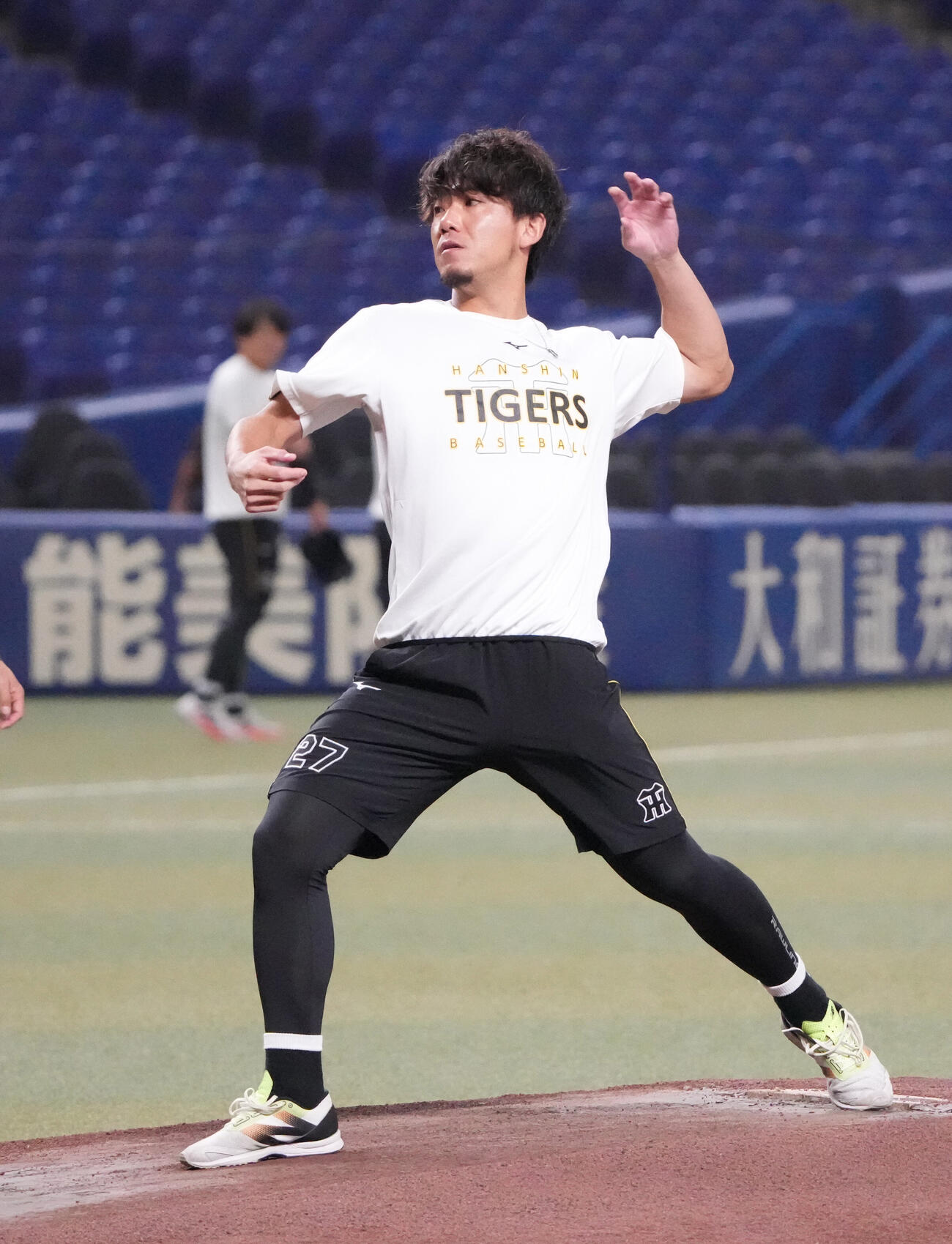 中日対阪神　試合前、マウンドの状態を確かめる伊藤将司（撮影・森本幸一）