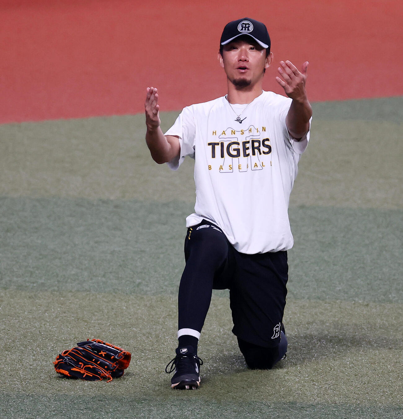 中日対阪神　外野でウオーミングアップをする阪神伊藤将司（撮影・加藤哉）