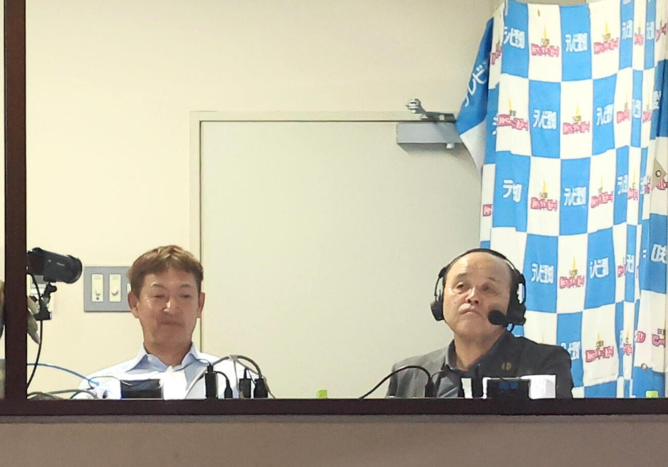 中日対阪神　テレビ解説を行う阪神岡田彰布オーナー付顧問と左は前中日監督の立浪和義氏（撮影・加藤哉）