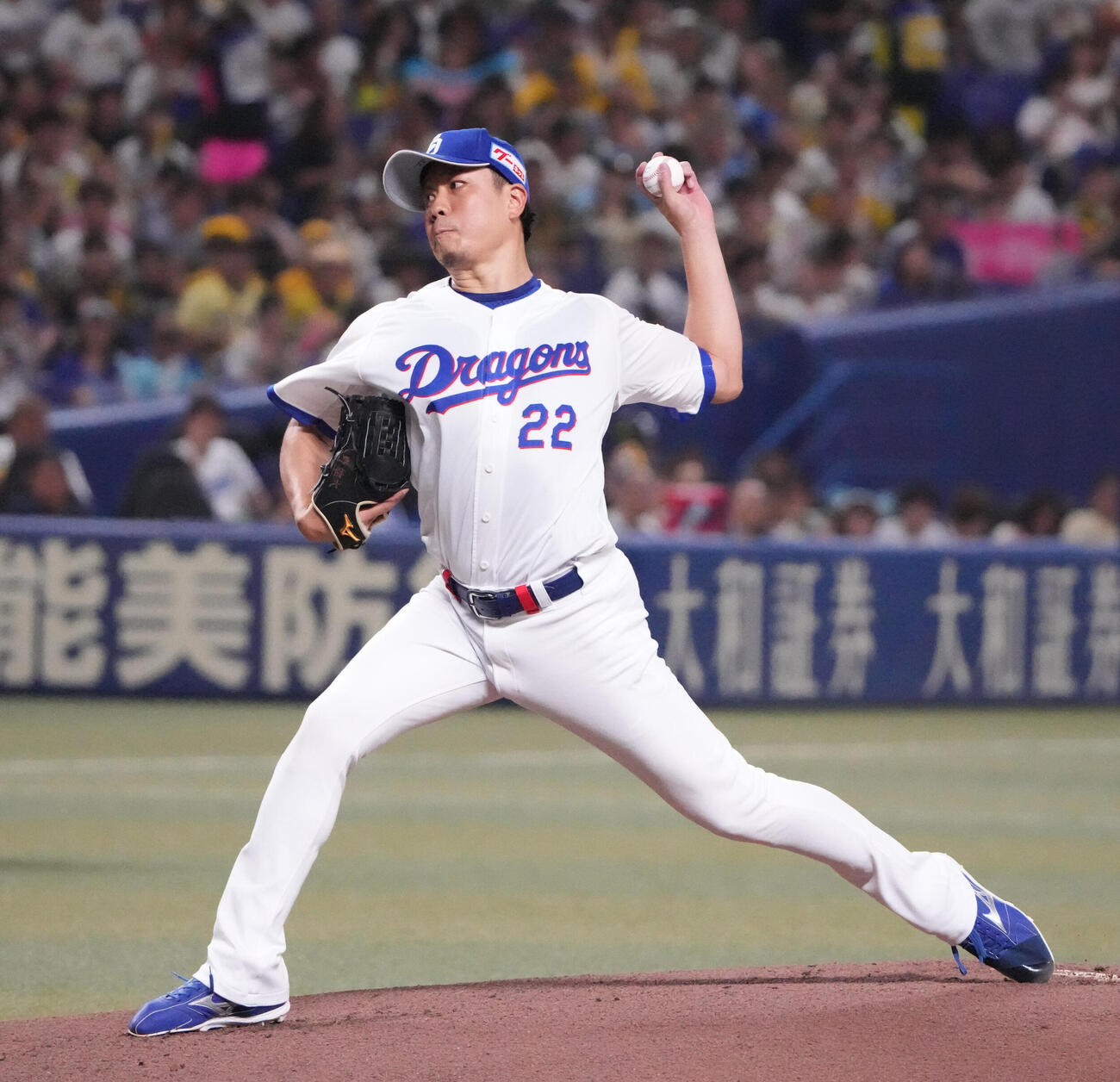 中日対阪神　1回表、登板する中日先発の大野雄大（撮影・森本幸一）