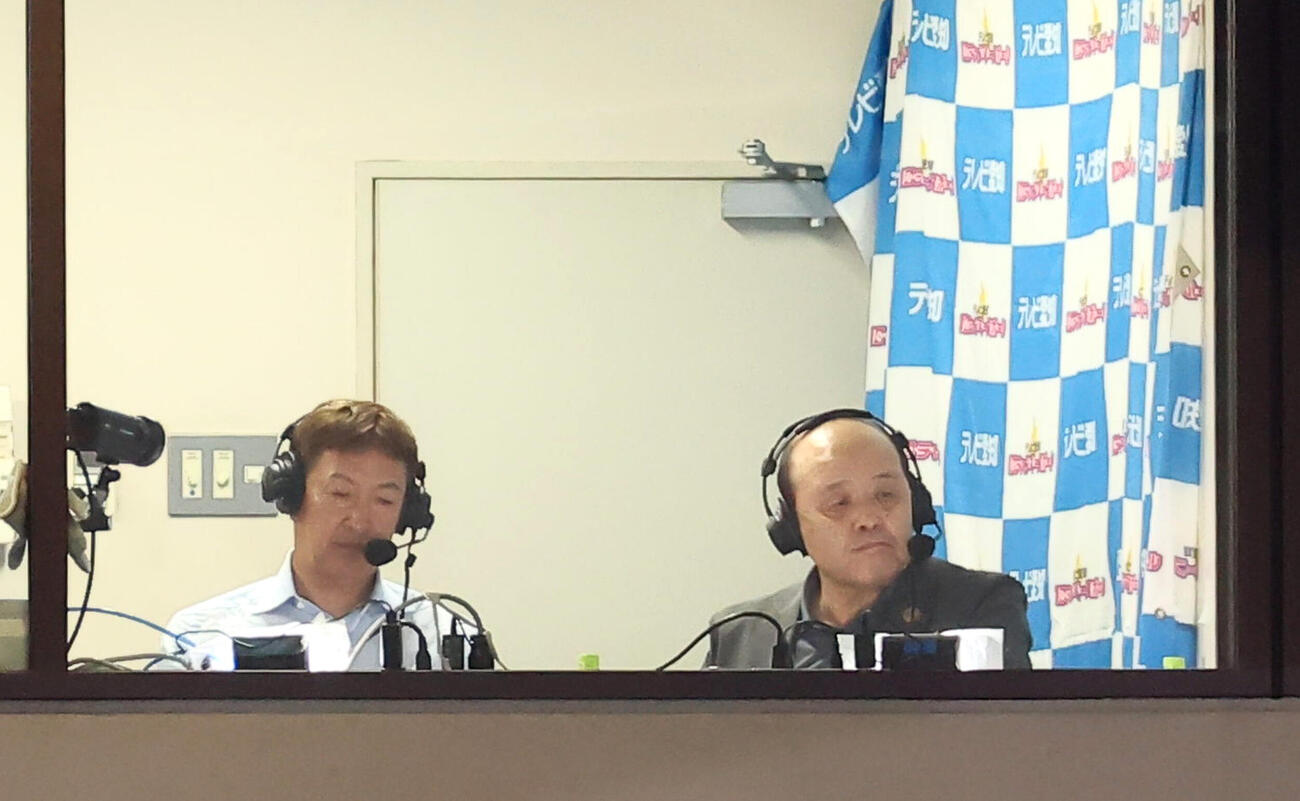 中日対阪神　テレビ解説を行う阪神岡田彰布オーナー付顧問と左は前中日監督の立浪和義氏（撮影・加藤哉）