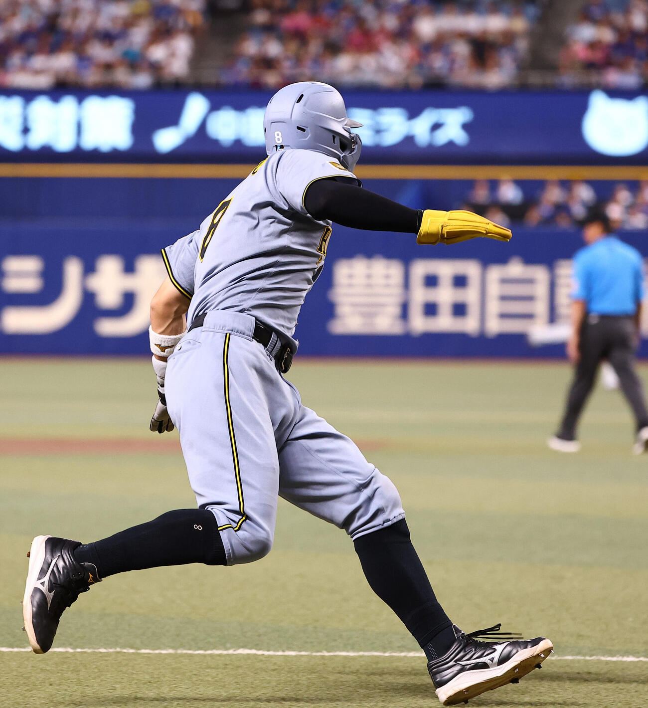 中日対阪神　2回表阪神2死一、二塁、熊谷敬宥の安打で生還を狙うも三塁で止まる佐藤輝明（撮影・上田博志）