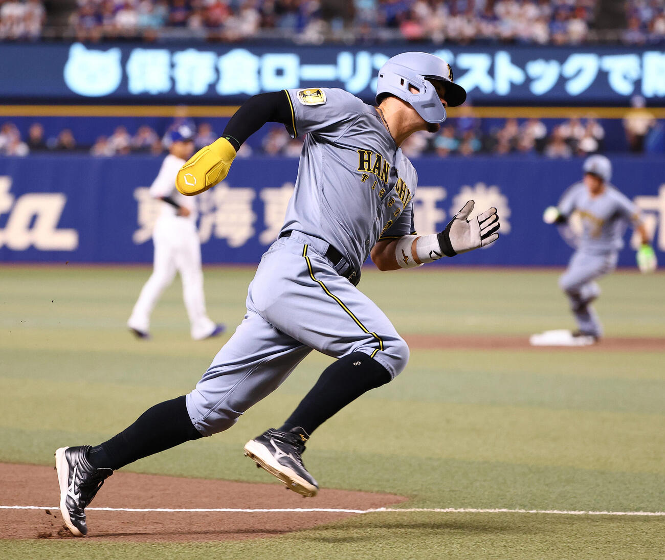 中日対阪神　2回表阪神2死一、二塁、熊谷敬宥の安打で生還を狙うも三塁で止まる佐藤輝明（撮影・上田博志）