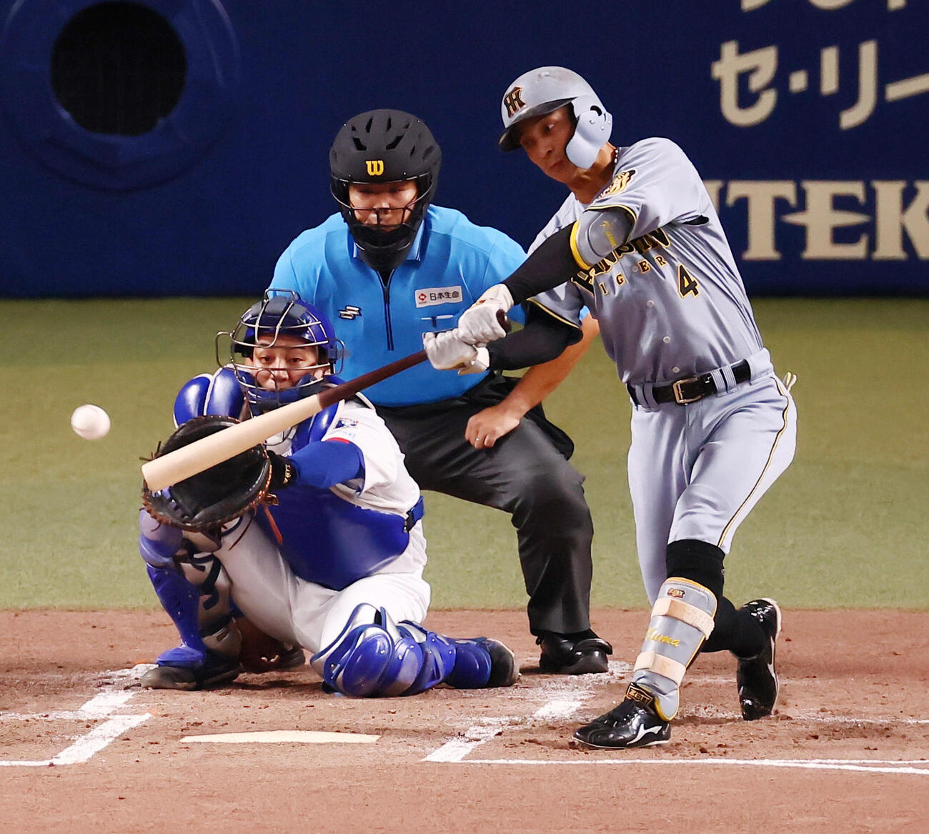 中日対阪神　2回表阪神2死一、二塁、右前打を放つく熊谷敬宥（撮影・加藤哉）