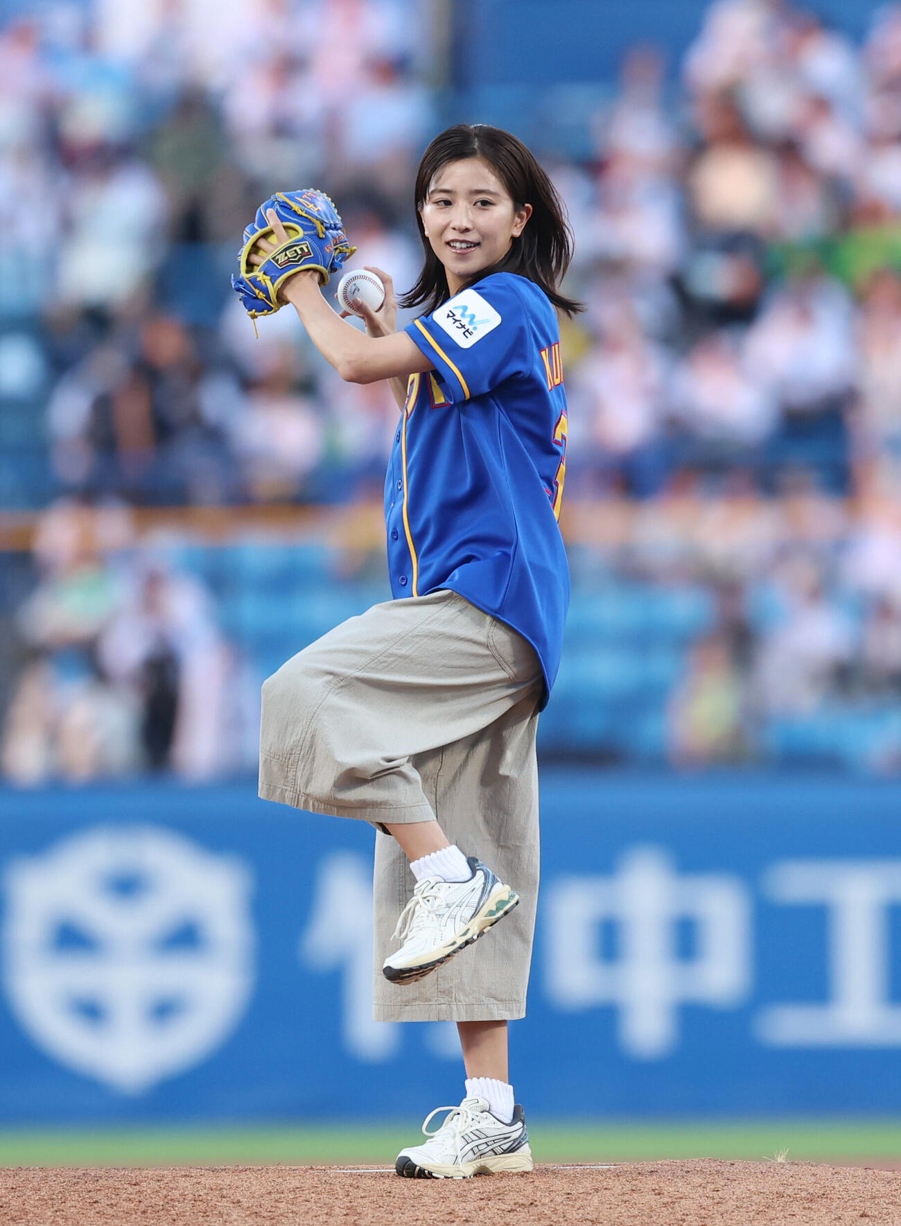 ヤクルト対巨人　ファーストピッチを行う黒島結菜（撮影・増田悦実）