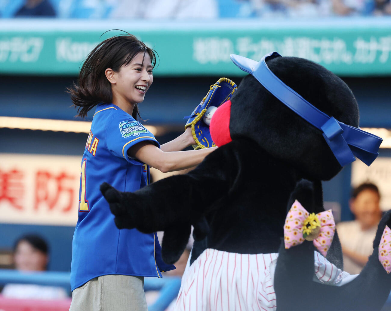 ヤクルト対巨人　ファーストピッチを終えつばみちゃんとタッチをする黒島結菜（撮影・増田悦実）