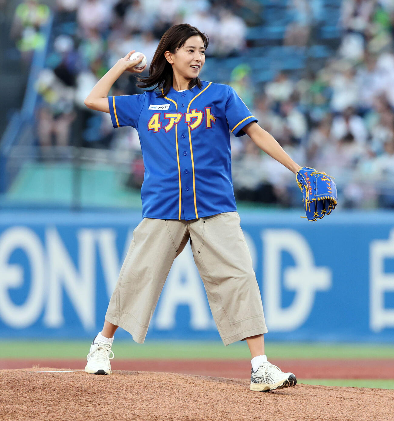 ヤクルト対巨人　ファーストピッチを務めた黒島結菜（撮影・浅見桂子）