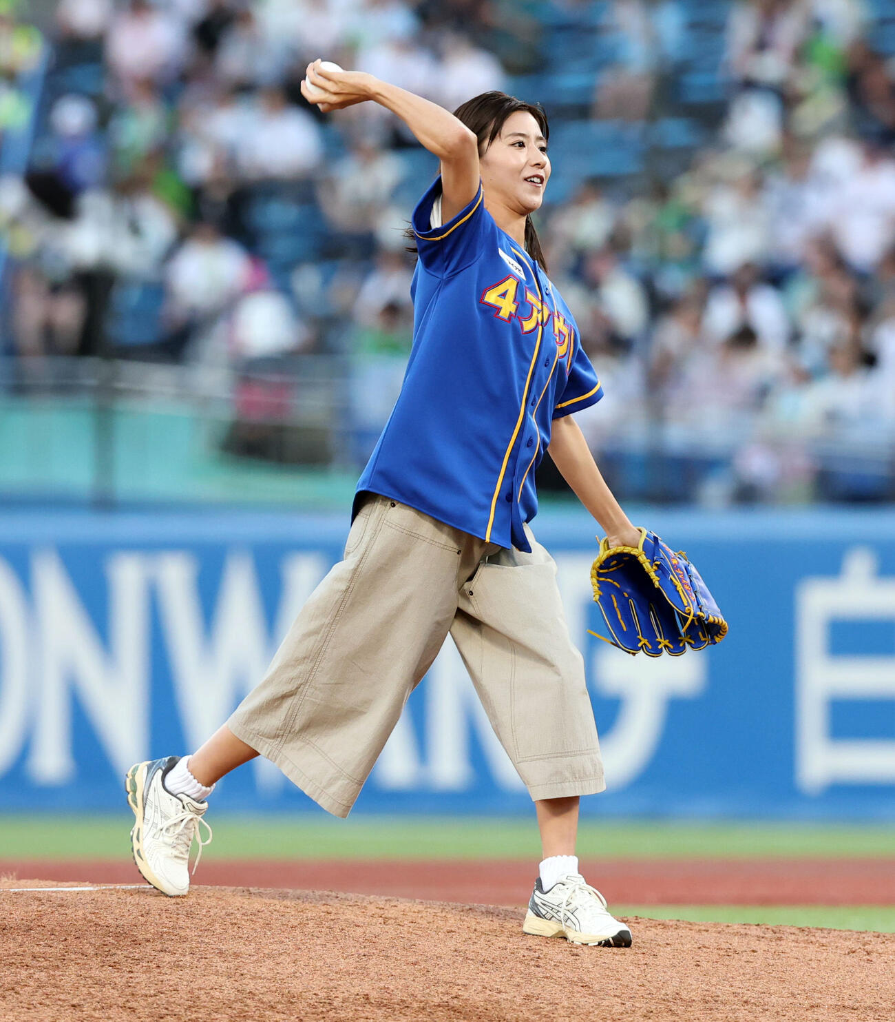 ヤクルト対巨人　ファーストピッチを務めた黒島結菜（撮影・浅見桂子）