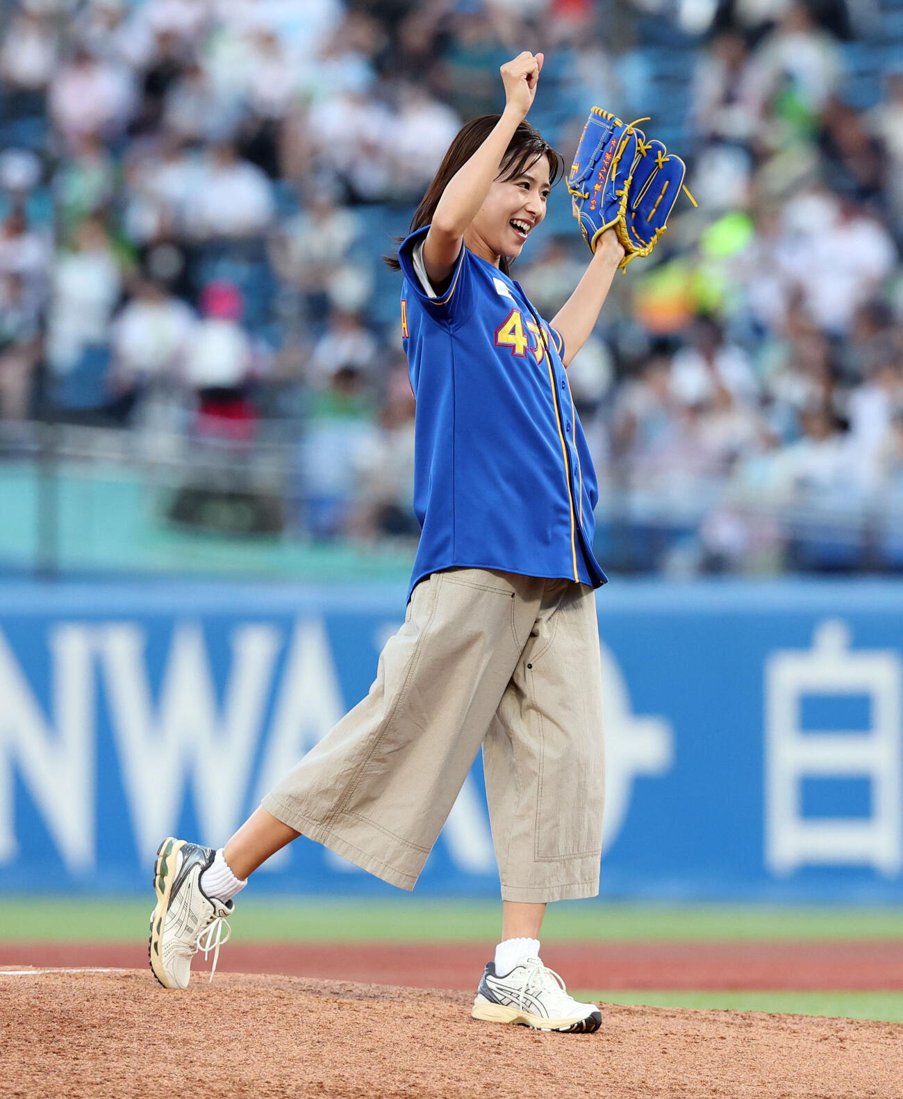ヤクルト対巨人　ファーストピッチを務めた黒島結菜（撮影・浅見桂子）