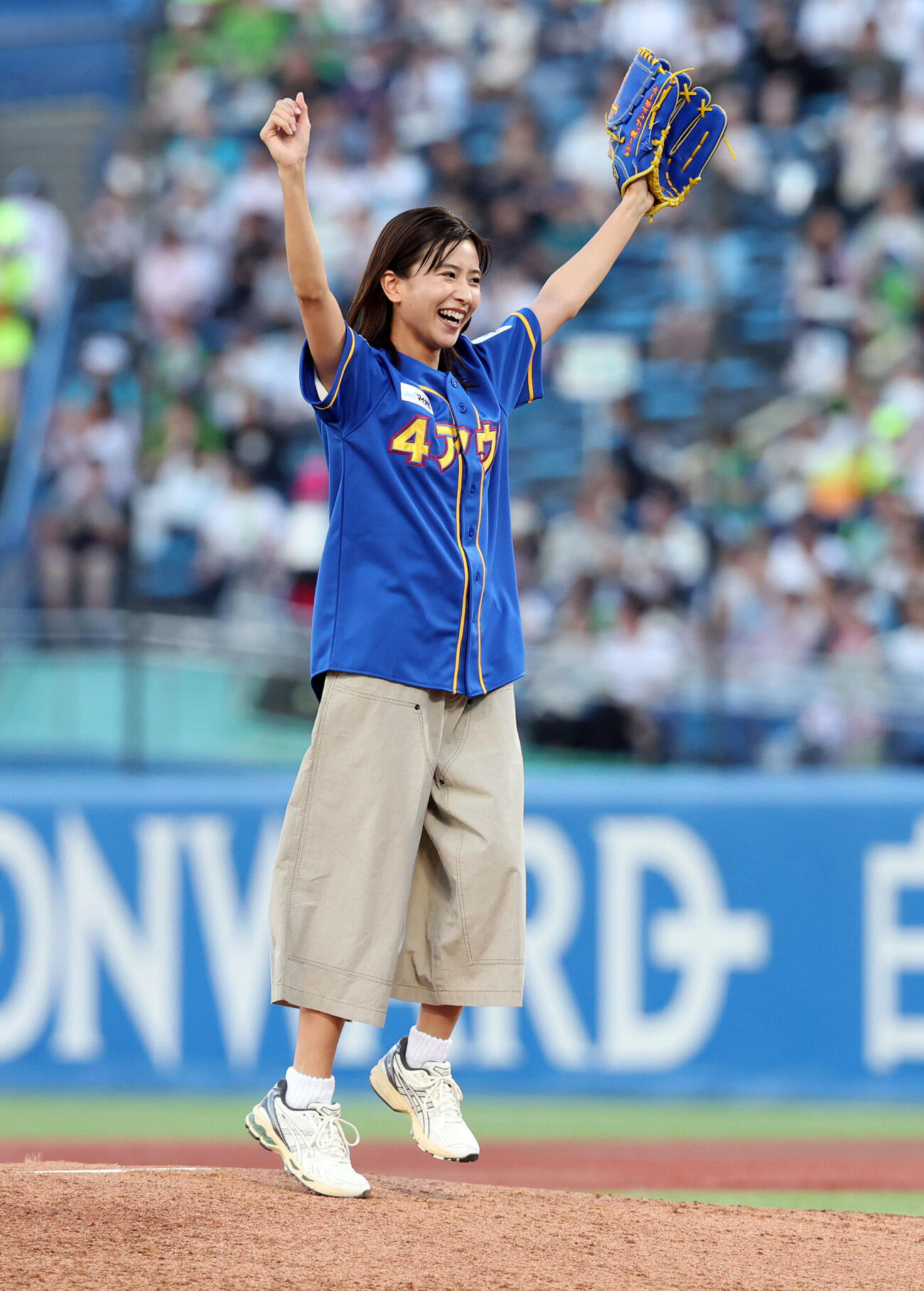 ヤクルト対巨人　ファーストピッチを務めた黒島結菜（撮影・浅見桂子）