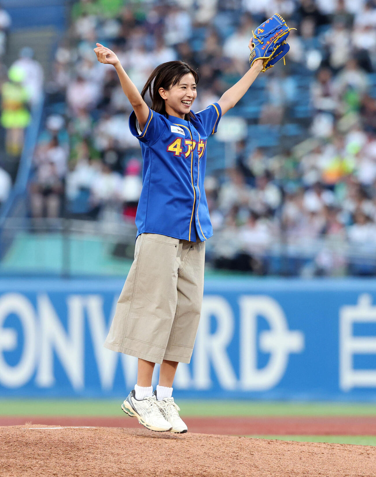 ヤクルト対巨人　ファーストピッチを務めた黒島結菜（撮影・浅見桂子）