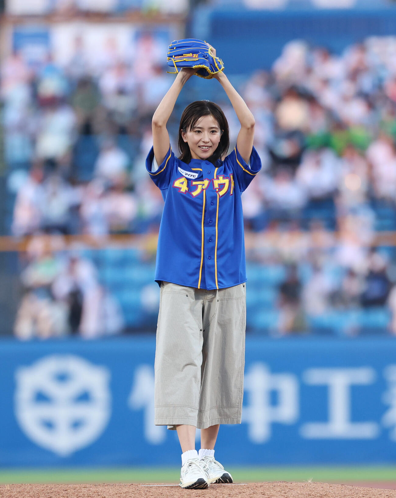 ヤクルト対巨人　ファーストピッチを行う黒島結菜（撮影・増田悦実）