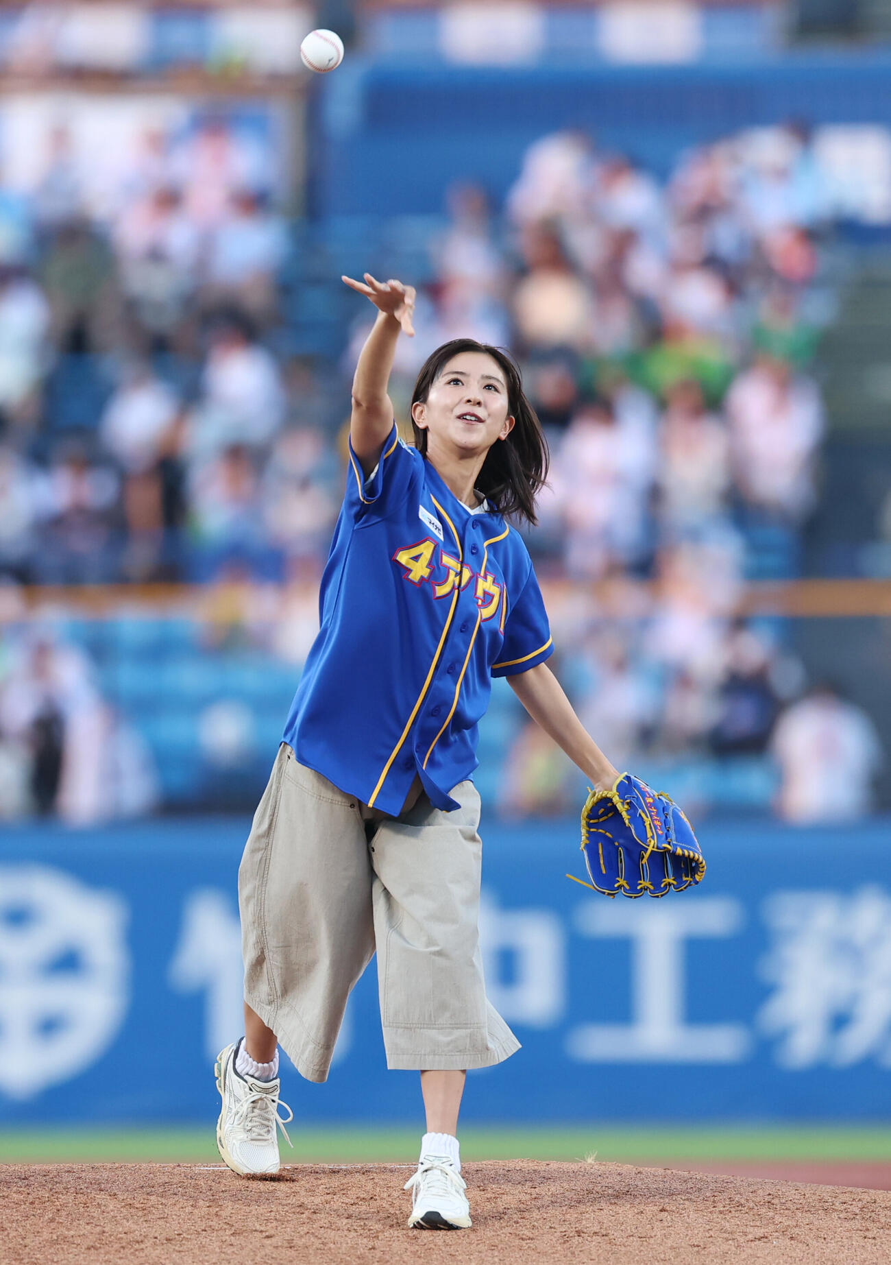 ヤクルト対巨人　ファーストピッチを行う黒島結菜（撮影・増田悦実）