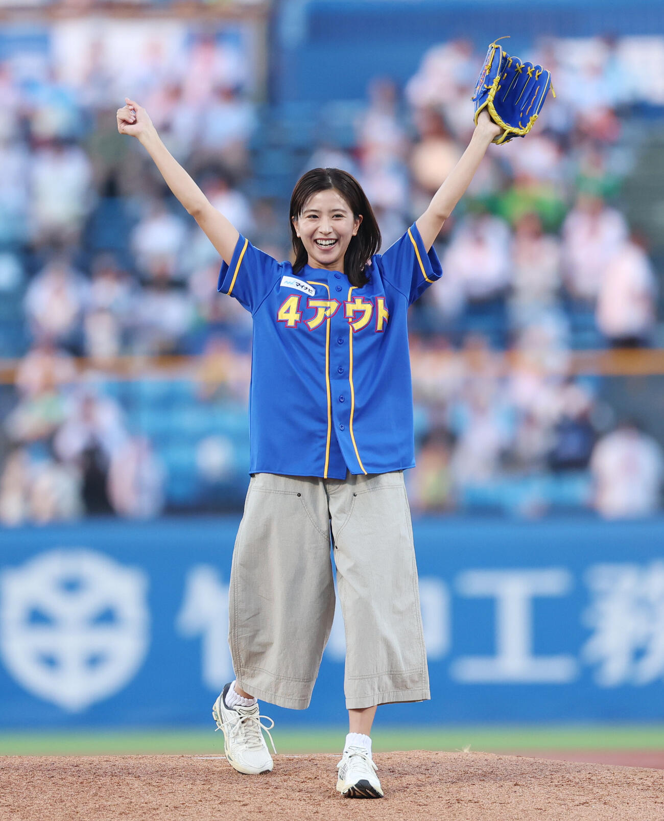 ヤクルト対巨人　ファーストピッチで球が届き喜ぶ黒島結菜（撮影・増田悦実）