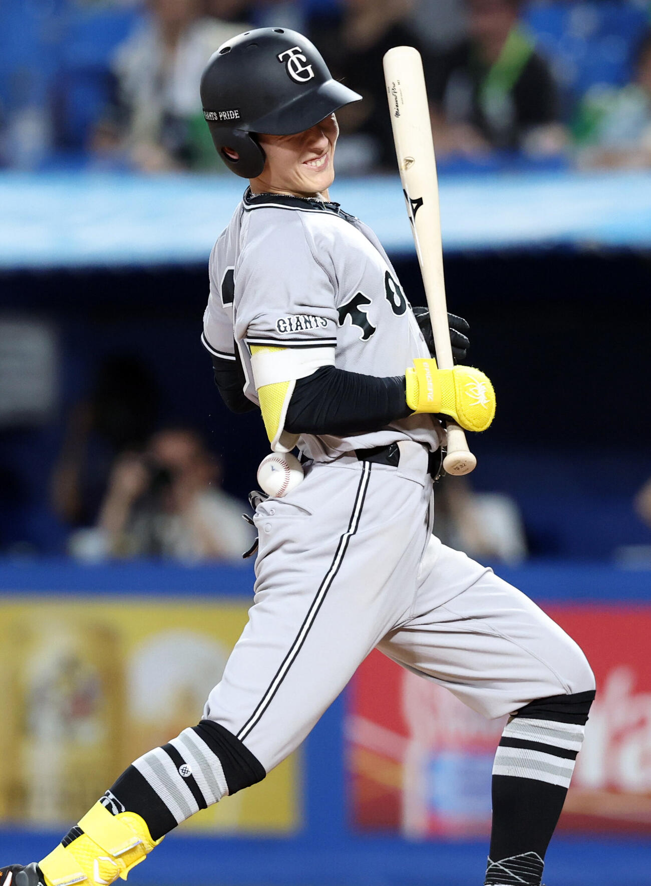ヤクルト対巨人　2回表巨人1死三塁、浦田俊輔は脇腹に死球を受ける（撮影・浅見桂子）