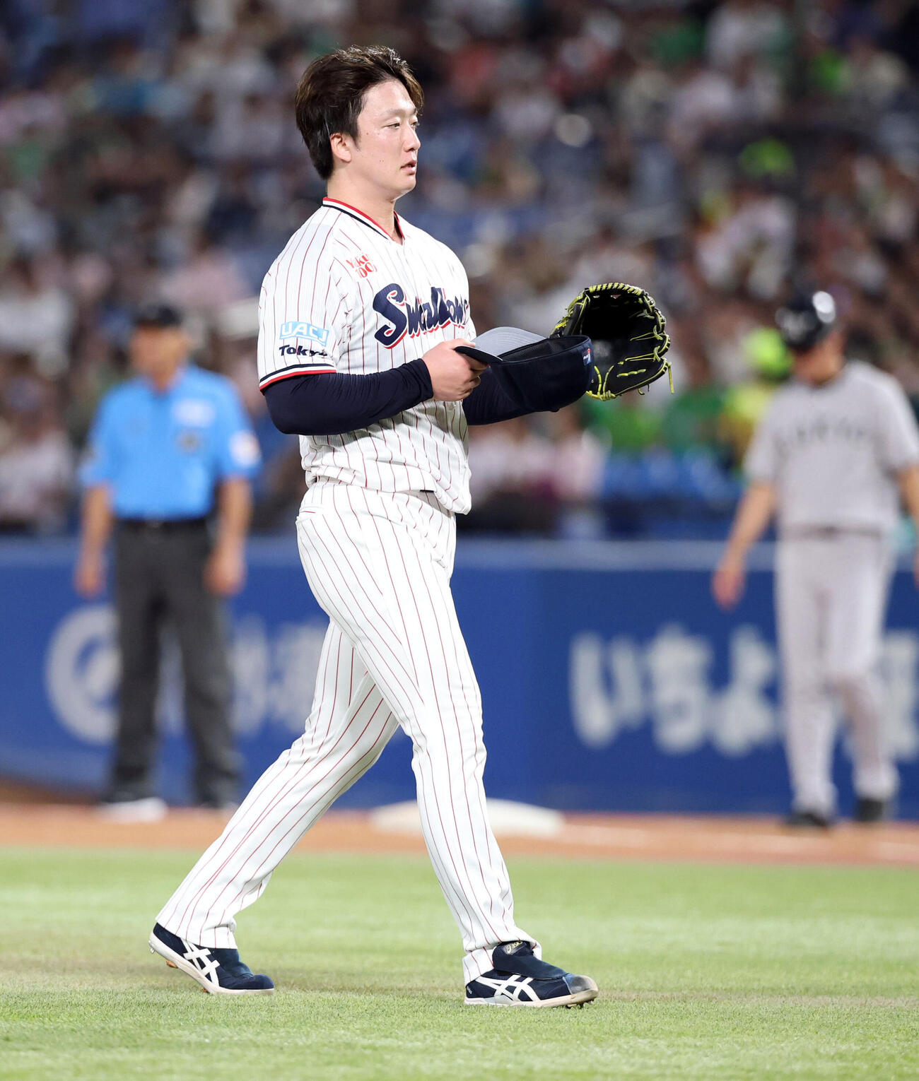 ヤクルト対巨人　2回表巨人1死三塁、浦田俊輔に死球を与え脱帽して謝る吉村貢司郎（撮影・浅見桂子）