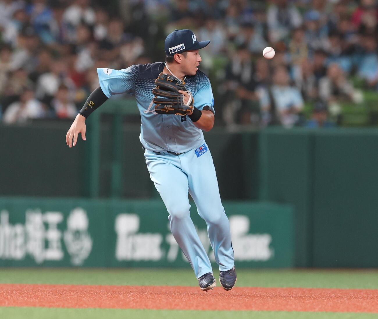 西武対日本ハム　3回表日本ハム2死二塁、奈良間大己の打球をはじく渡部聖弥（撮影・黒川智章）