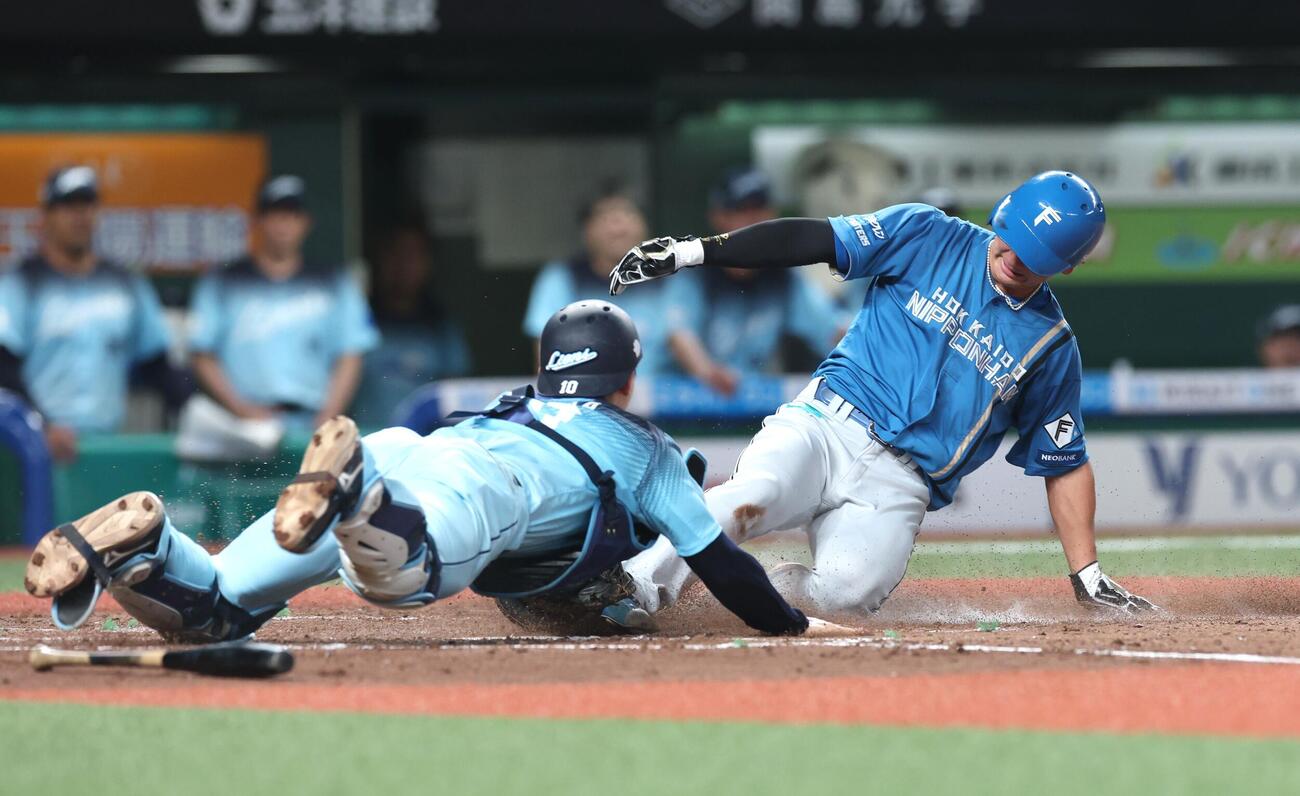 西武対日本ハム　5回表日本ハム無死二、三塁、浅間大基の右飛で三塁走者の大塚瑠晏がタッチアップするもアウトとなる。捕手小島大河（撮影・黒川智章）