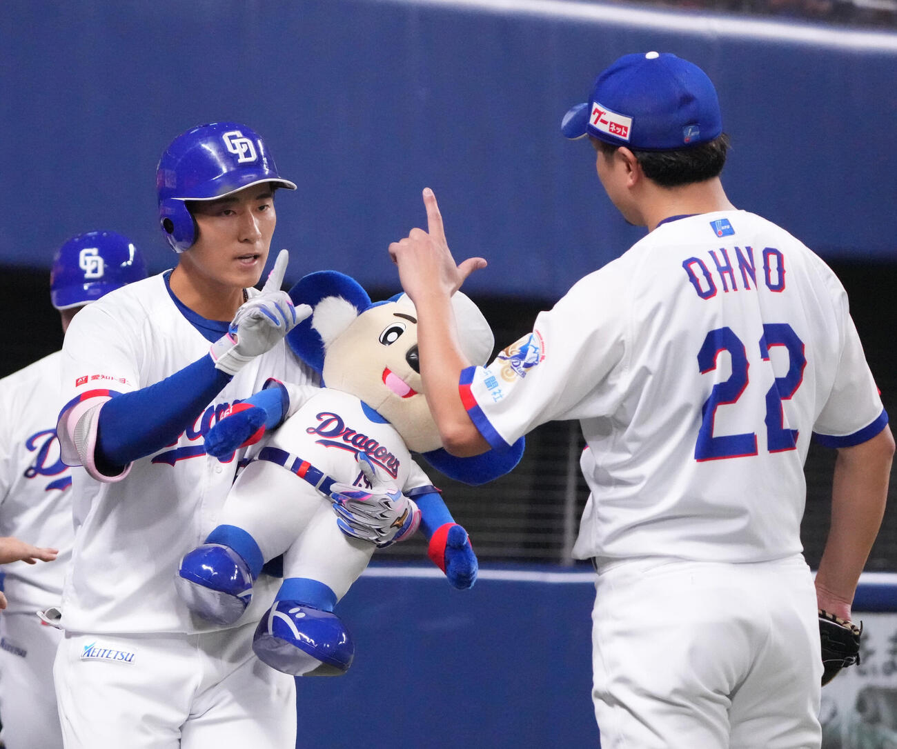 中日対阪神　4回裏中日1死一塁、上林誠知（左から2人目）は2点本塁打を放ち大野雄大とタッチを交わす（撮影・森本幸一）
