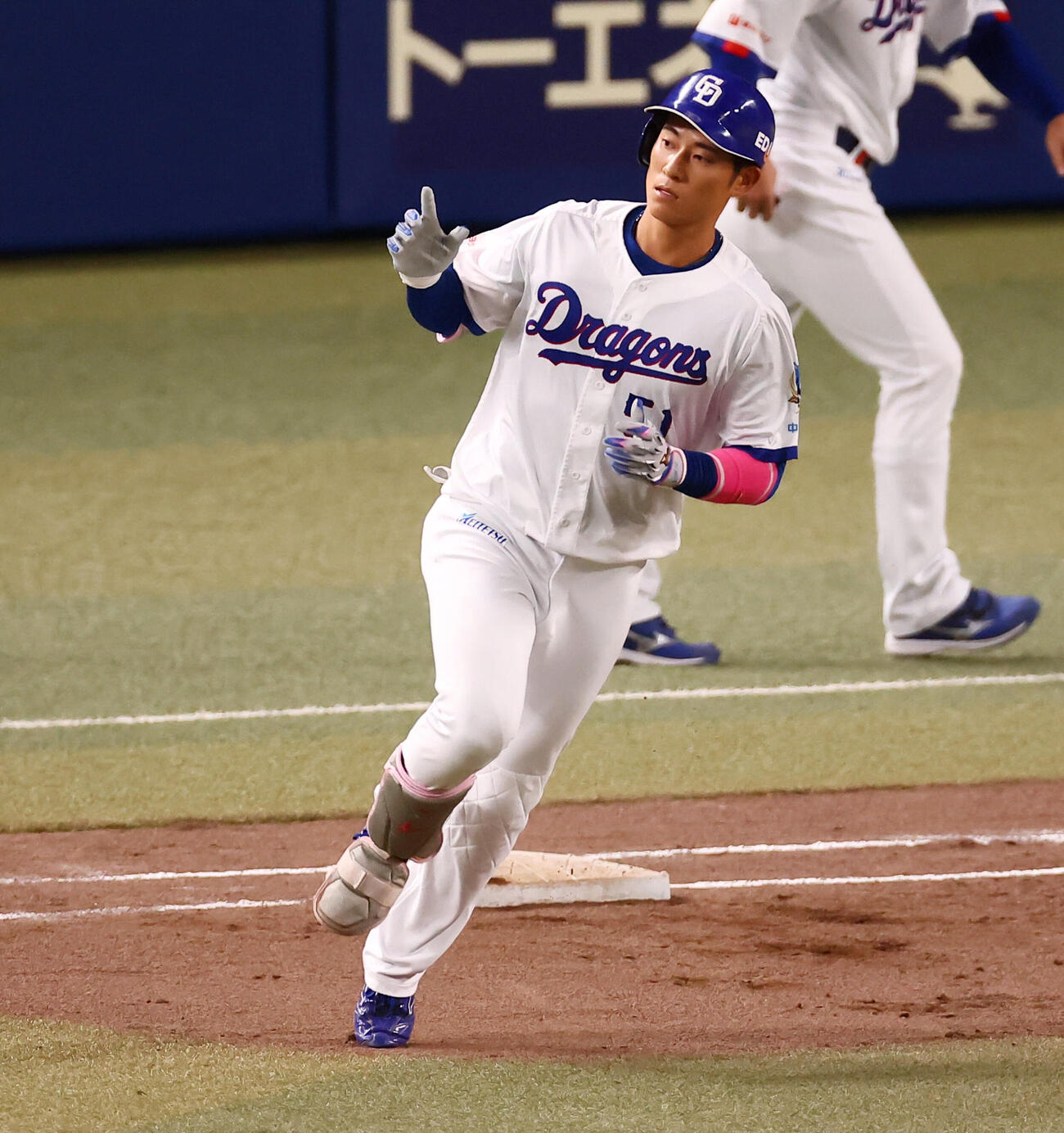 中日対阪神　4回裏中日1死一塁、上林誠知は右越え2点本塁打を放ちダイヤモンドを駆ける（撮影・加藤哉）