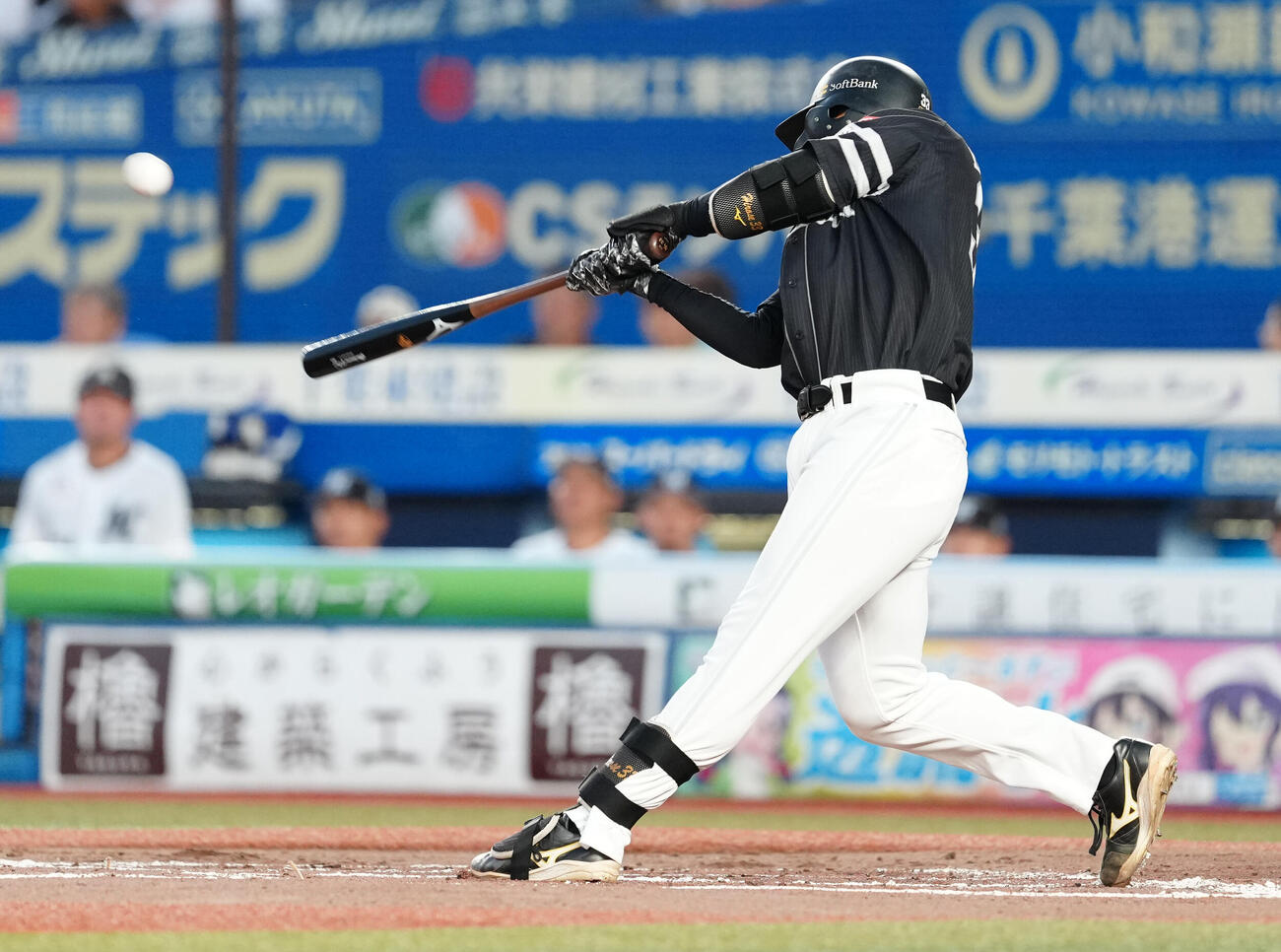 ロッテ対ソフトバンク　1回表ソフトバンク1死満塁、走者一掃の3点適時二塁打を放つ広瀬隆太（撮影・鈴木みどり）