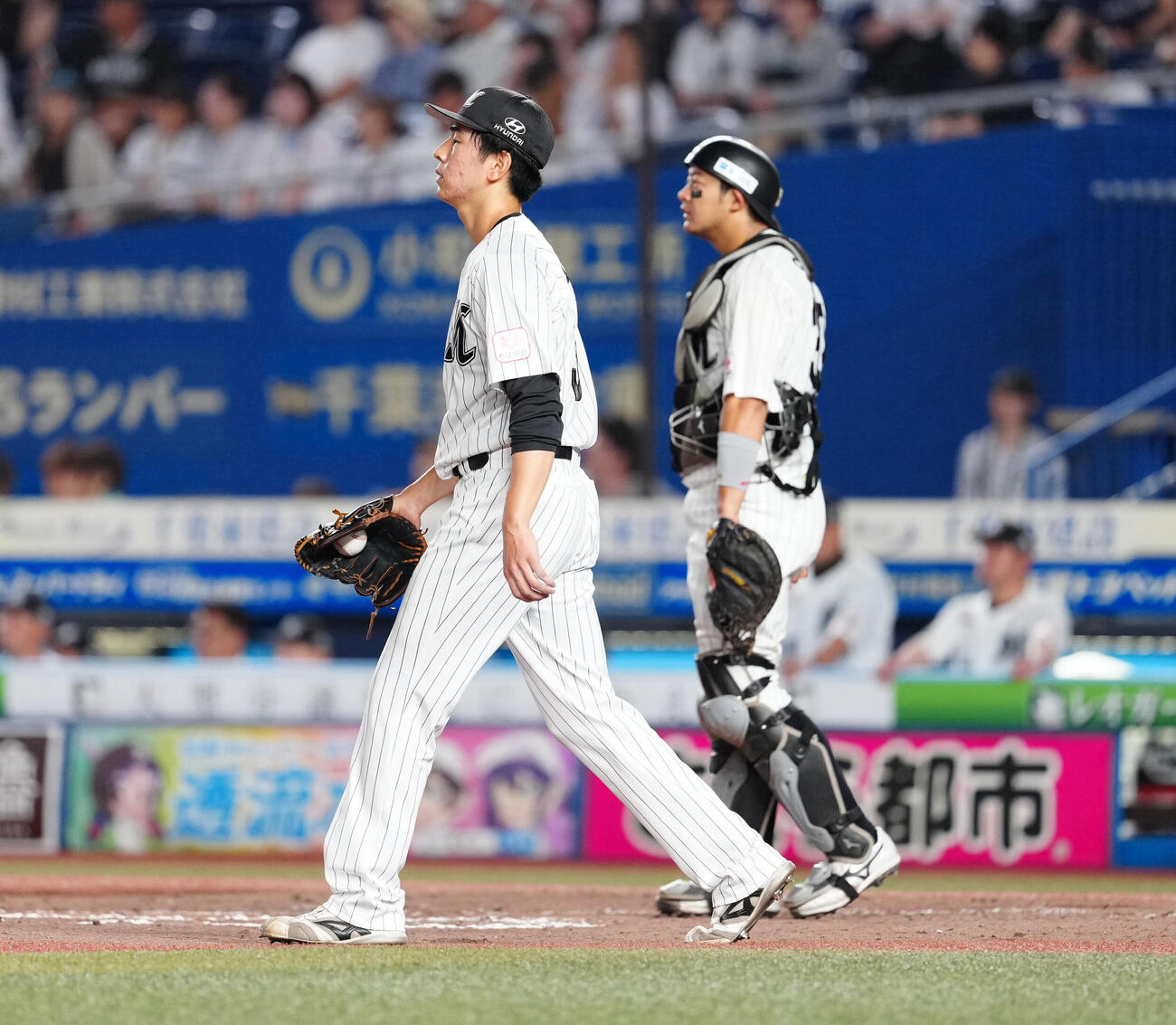 ロッテ対ソフトバンク　4回表ソフトバンク2死一、二塁、栗原陵矢に2点適時二塁打を浴び、浮かない表情の吉川悠斗（撮影・鈴木みどり）