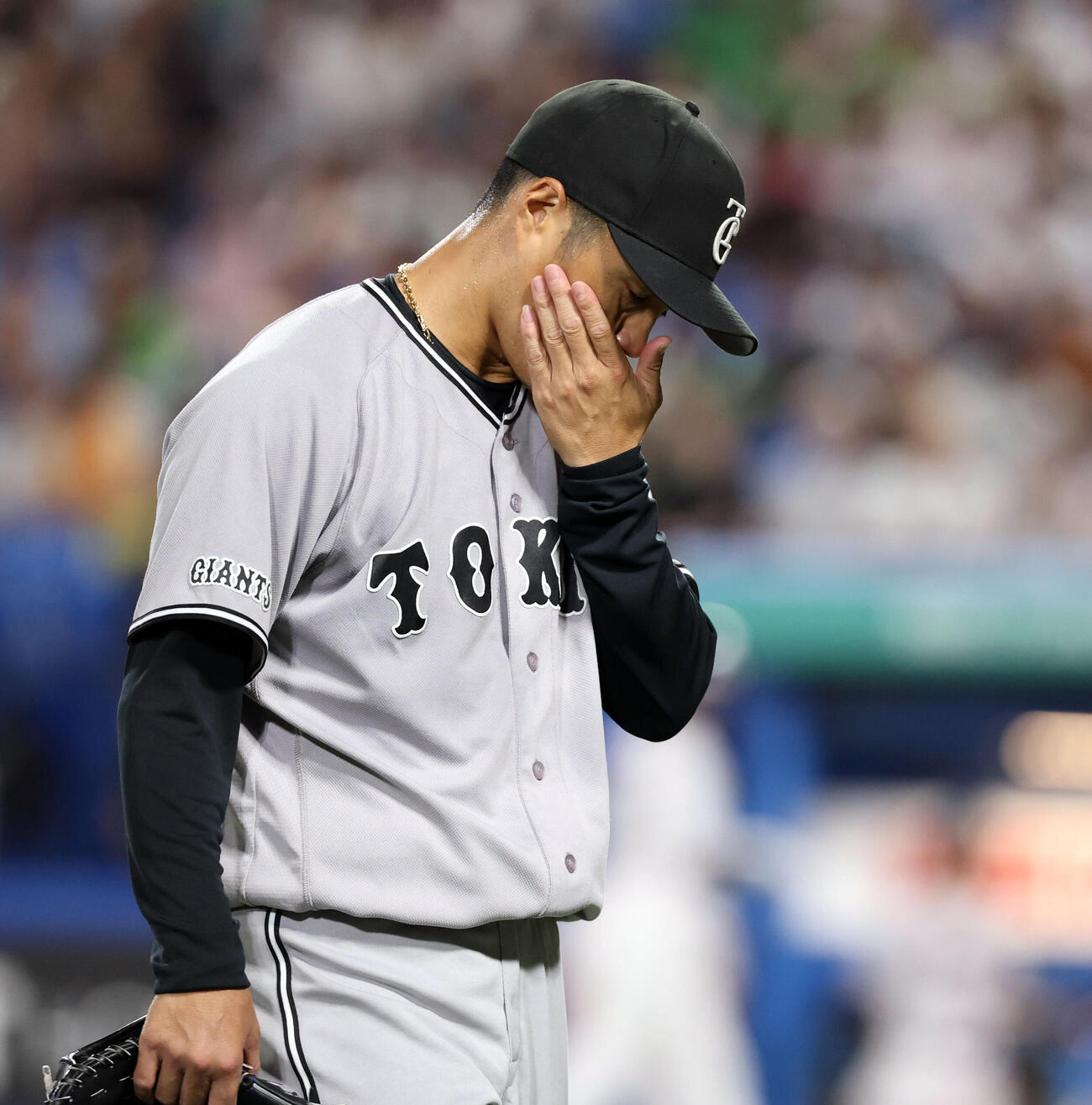ヤクルト対巨人　2回裏ヤクルトに追加点を許し、汗をぬぐいながらベンチに戻る則本昂大（撮影・浅見桂子）