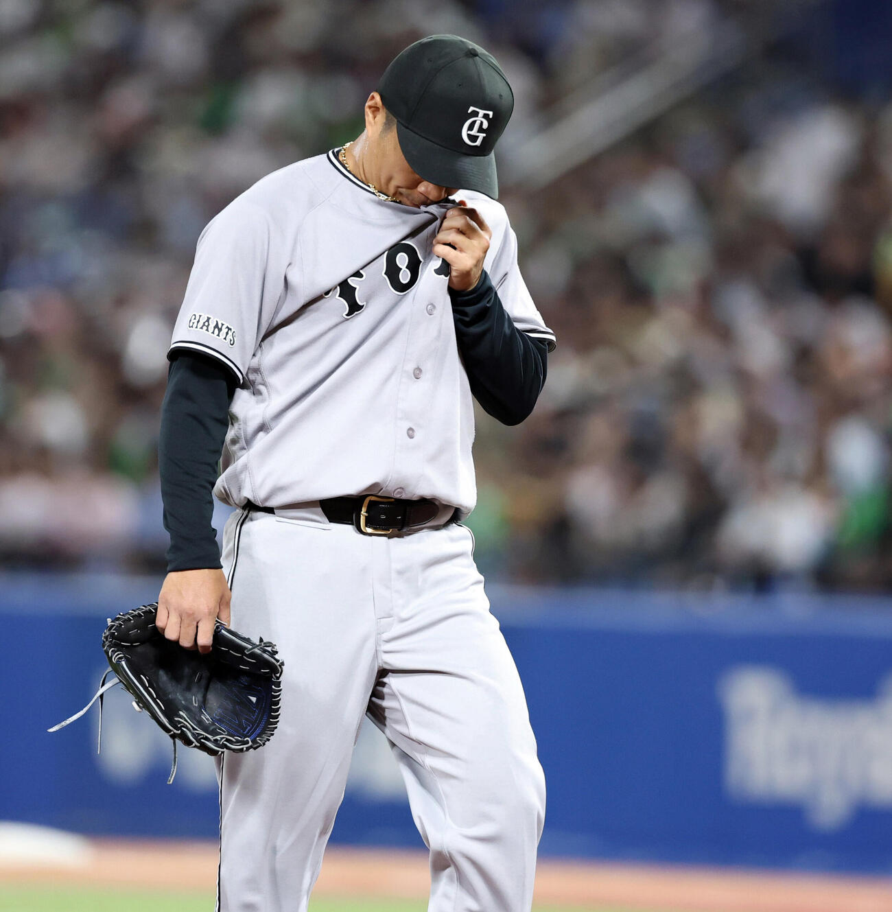 ヤクルト対巨人　2回裏ヤクルトに追加点を許し、汗をぬぐいながらベンチに戻る則本昂大（撮影・浅見桂子）