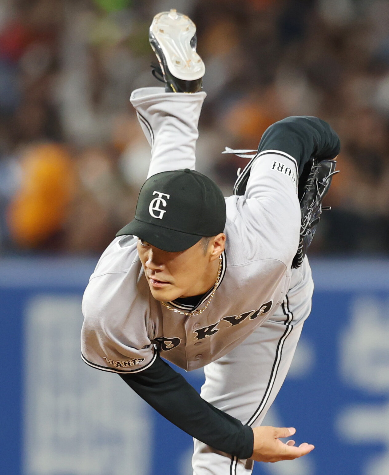 ヤクルト対巨人　先発し力投する巨人則本昂大（撮影・増田悦実）