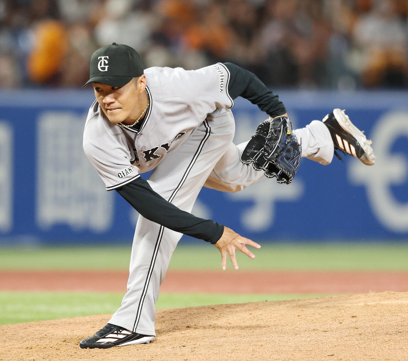 ヤクルト対巨人　先発し力投する巨人則本昂大（撮影・増田悦実）