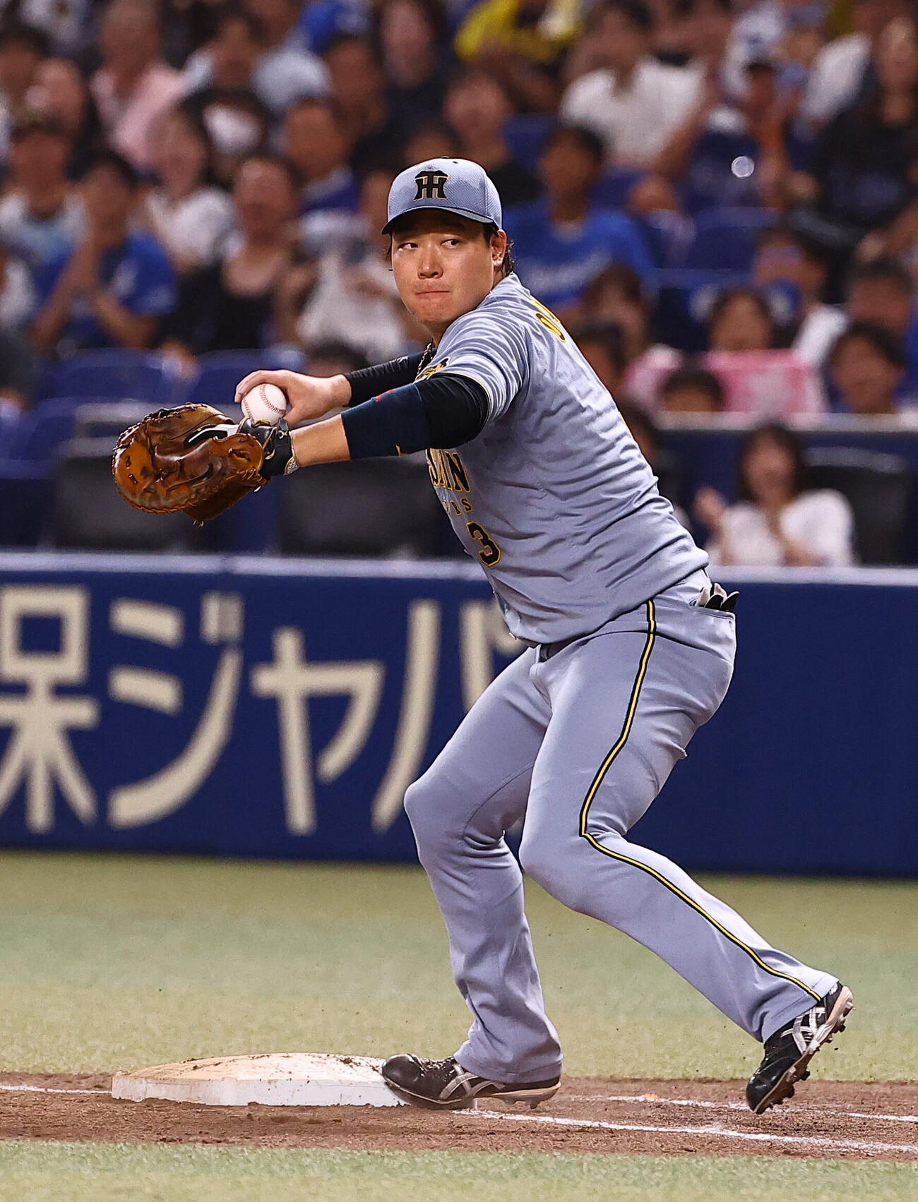 中日対阪神　5回裏中日1死一、三塁、岡林勇希の打球を受けた大山悠輔は一塁を踏んで本塁へ送球する（撮影・上田博志）