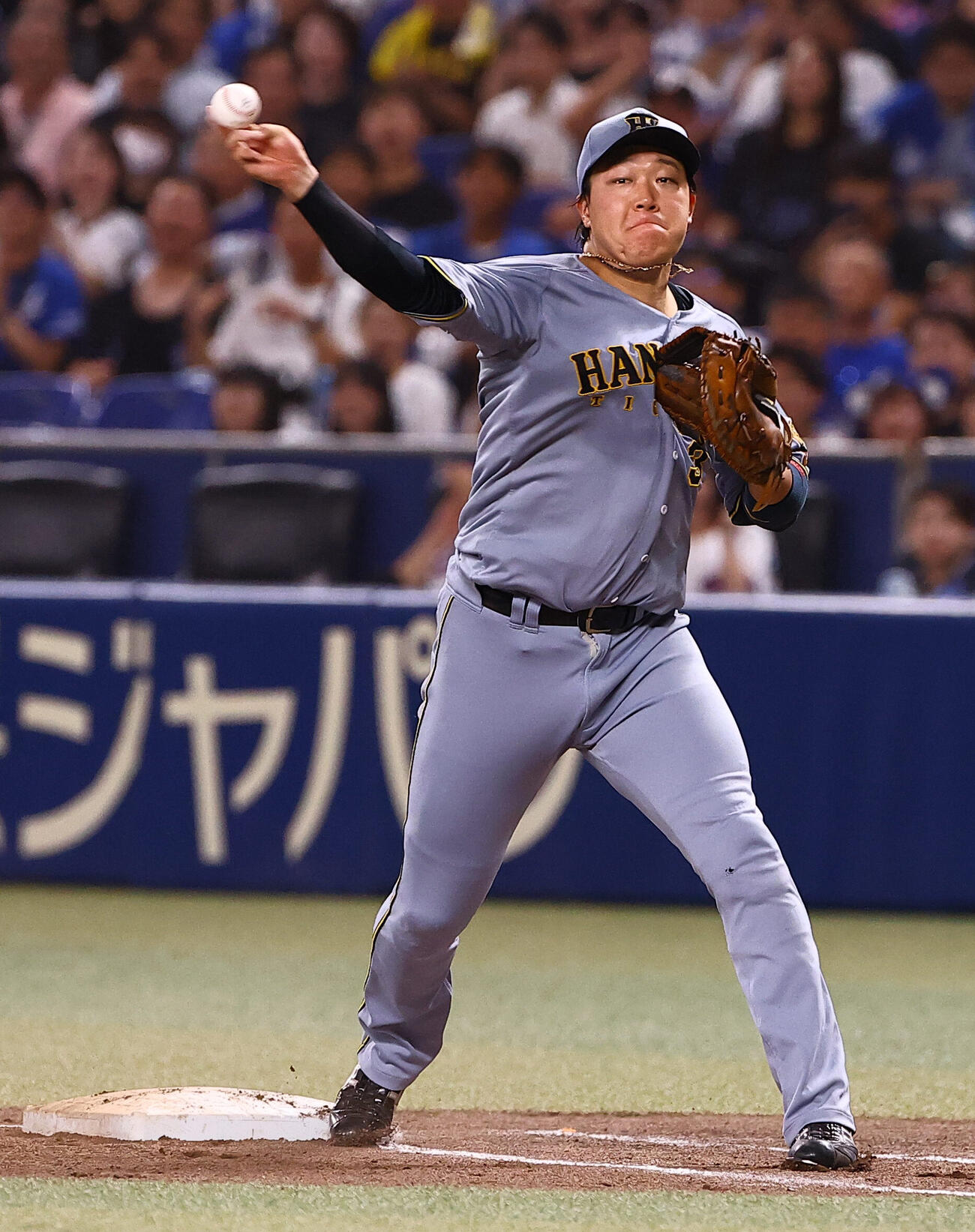 中日対阪神　5回裏中日1死一、三塁、岡林勇希の打球を受けた大山悠輔は一塁を踏んで本塁へ送球する（撮影・上田博志）
