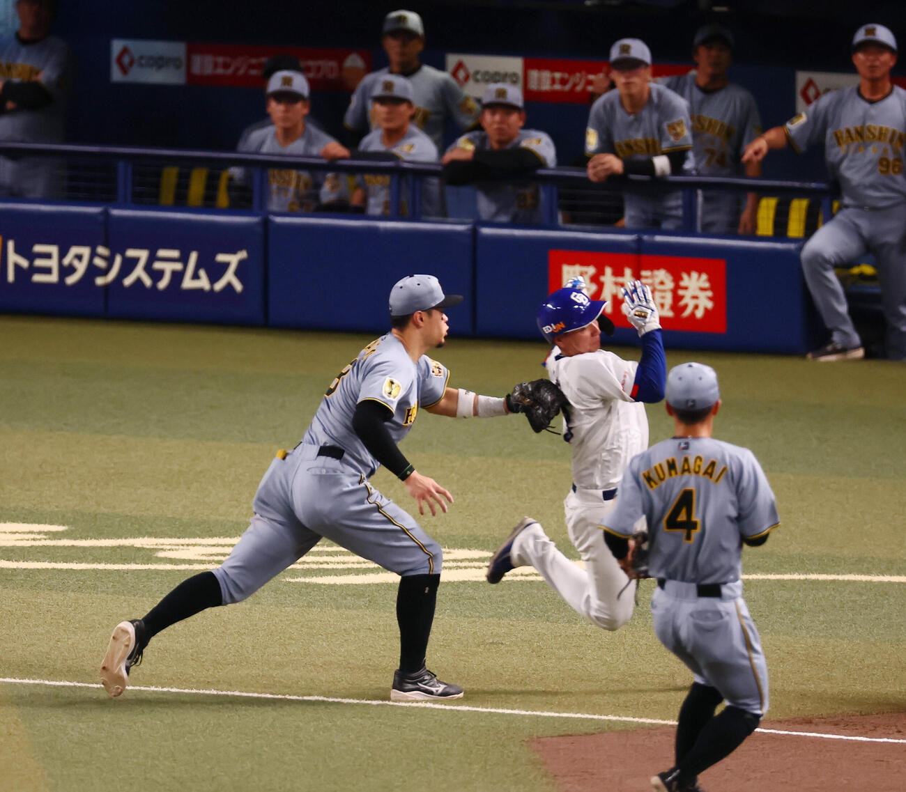 中日対阪神　5回裏中日1死一、三塁、佐藤輝明は三本間に挟まれた三走石伊雄太にタッチしてアウトを奪う（撮影・加藤哉）