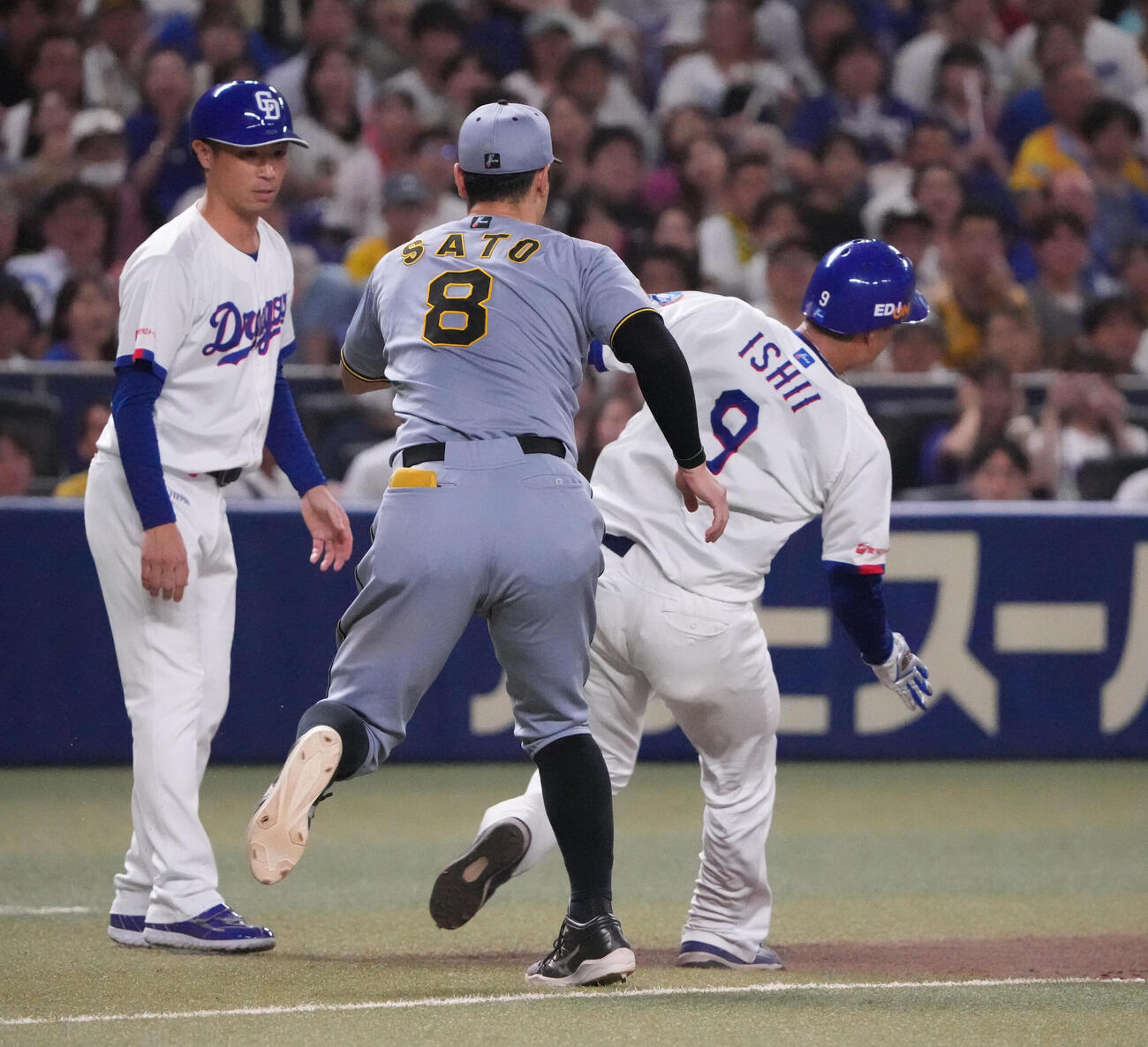 中日対阪神　5回裏中日1死一、三塁、三塁走者の石伊雄太（右）は三本間で挟殺される（撮影・森本幸一）