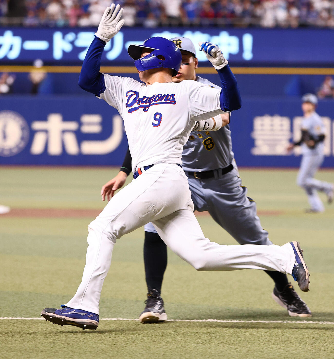 中日対阪神　5回裏中日1死一、三塁、岡林勇希の一ゴロで本塁を狙う石伊雄太は佐藤輝明のタッチで憤死する（撮影・上田博志）