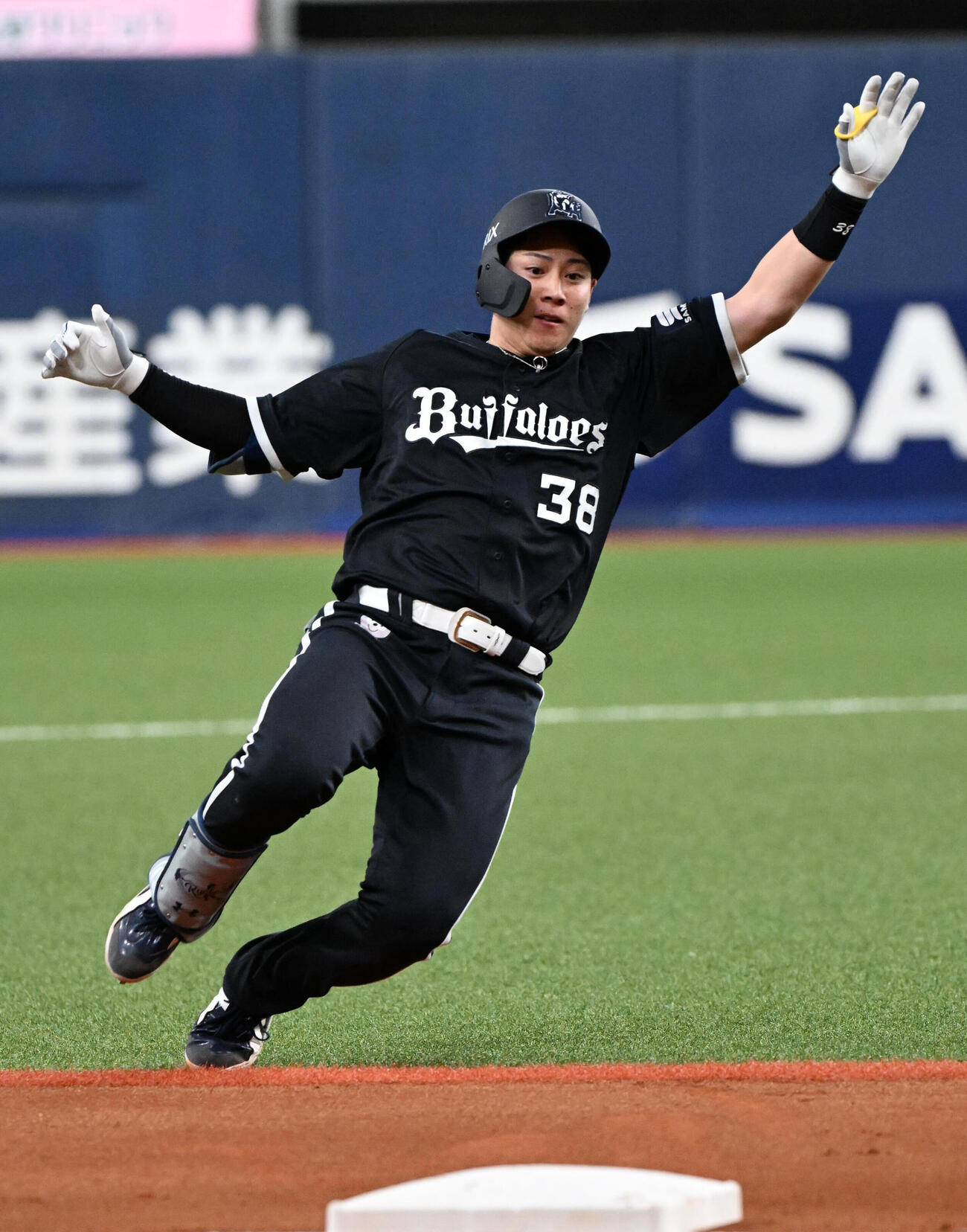 オリックス対楽天　1回裏オリックス無死三塁、来田涼斗は先制の適時三塁打を放ち三塁へ（撮影・石井愛子）