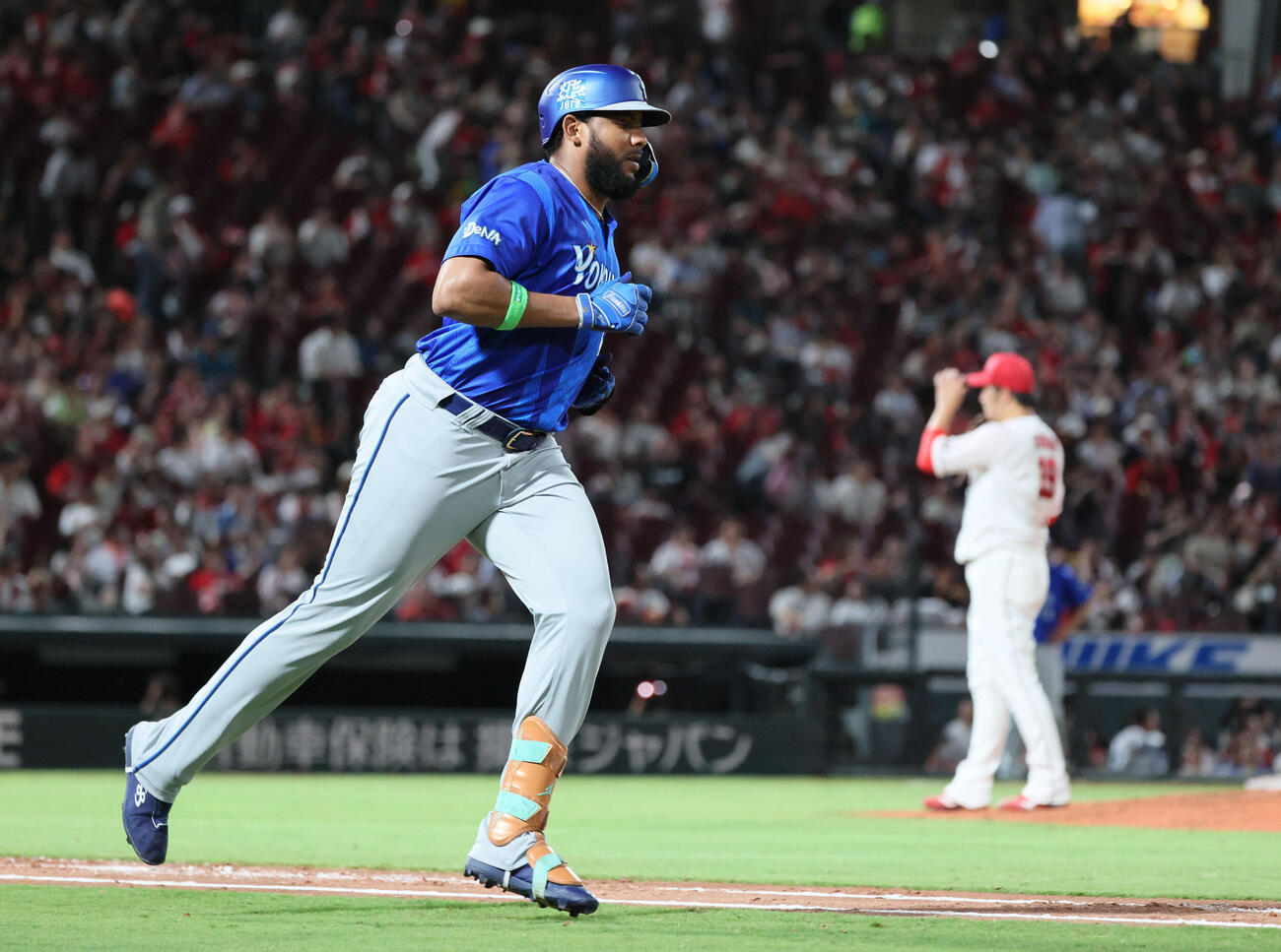 広島対DeNA 5回表DeNA無死、ヘラル・エンカーナシオンは中越え本塁打を放つ。右は床田寛樹（撮影・加藤孝規）