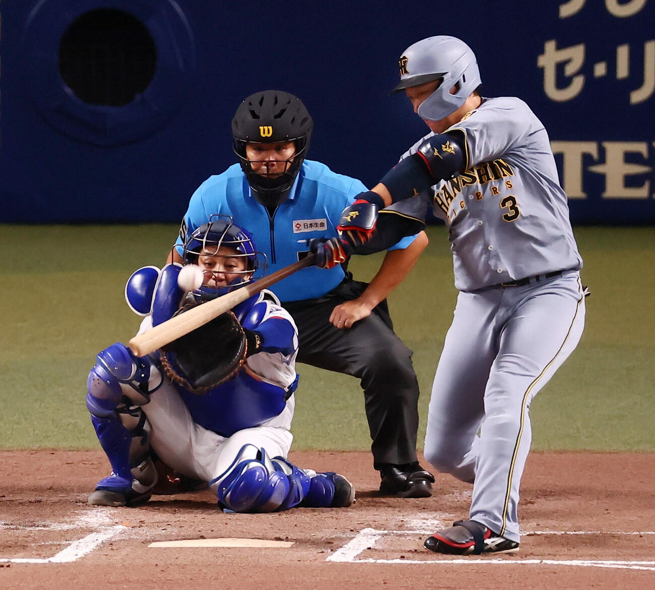 中日対阪神　6回表阪神1死、大山悠輔は左中間越えソロ本塁打を放つ。投手大野雄大（撮影・加藤哉）