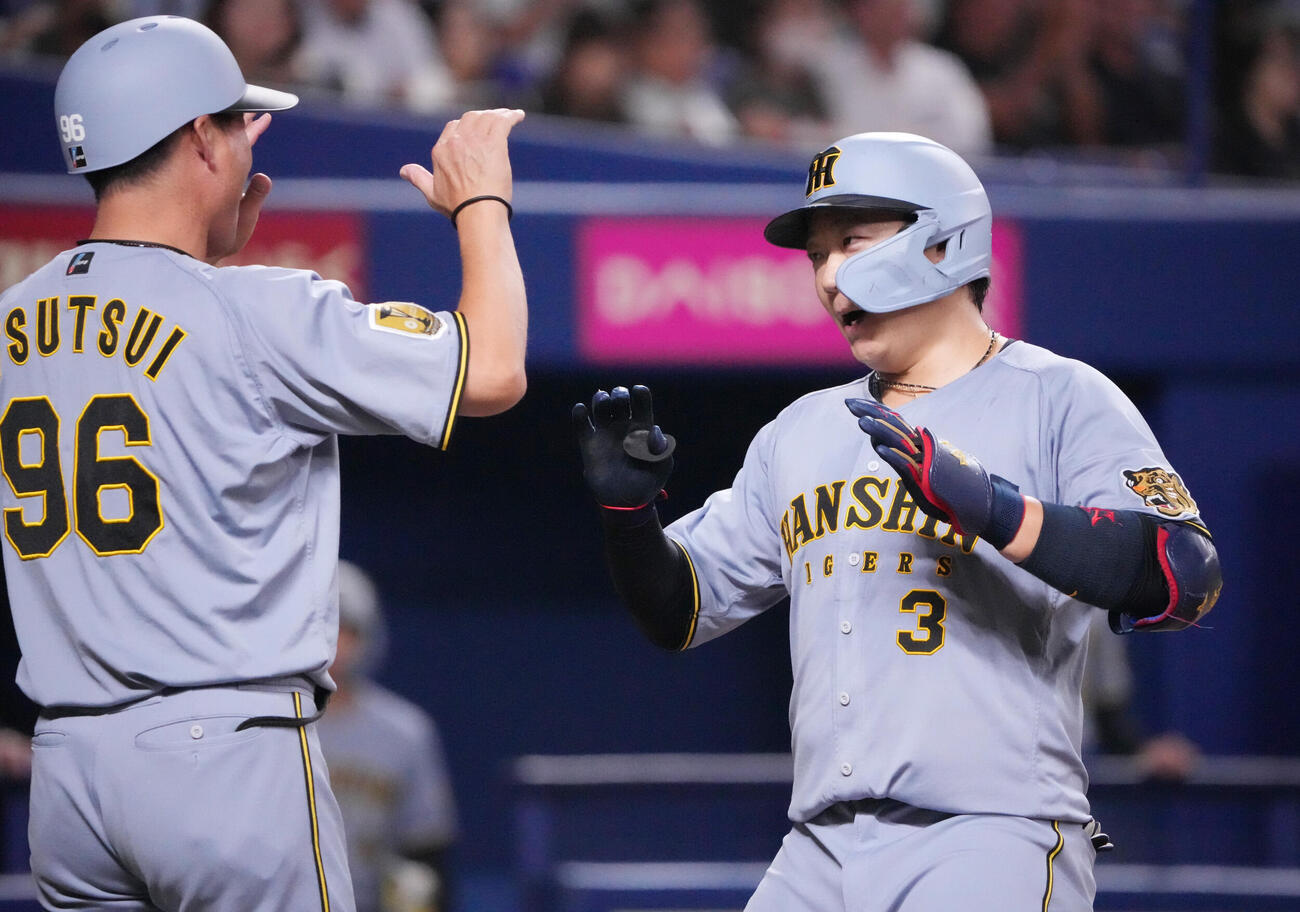 中日対阪神　6回表阪神1死、大山悠輔（右）は本塁打を放ち生還する（撮影・森本幸一）