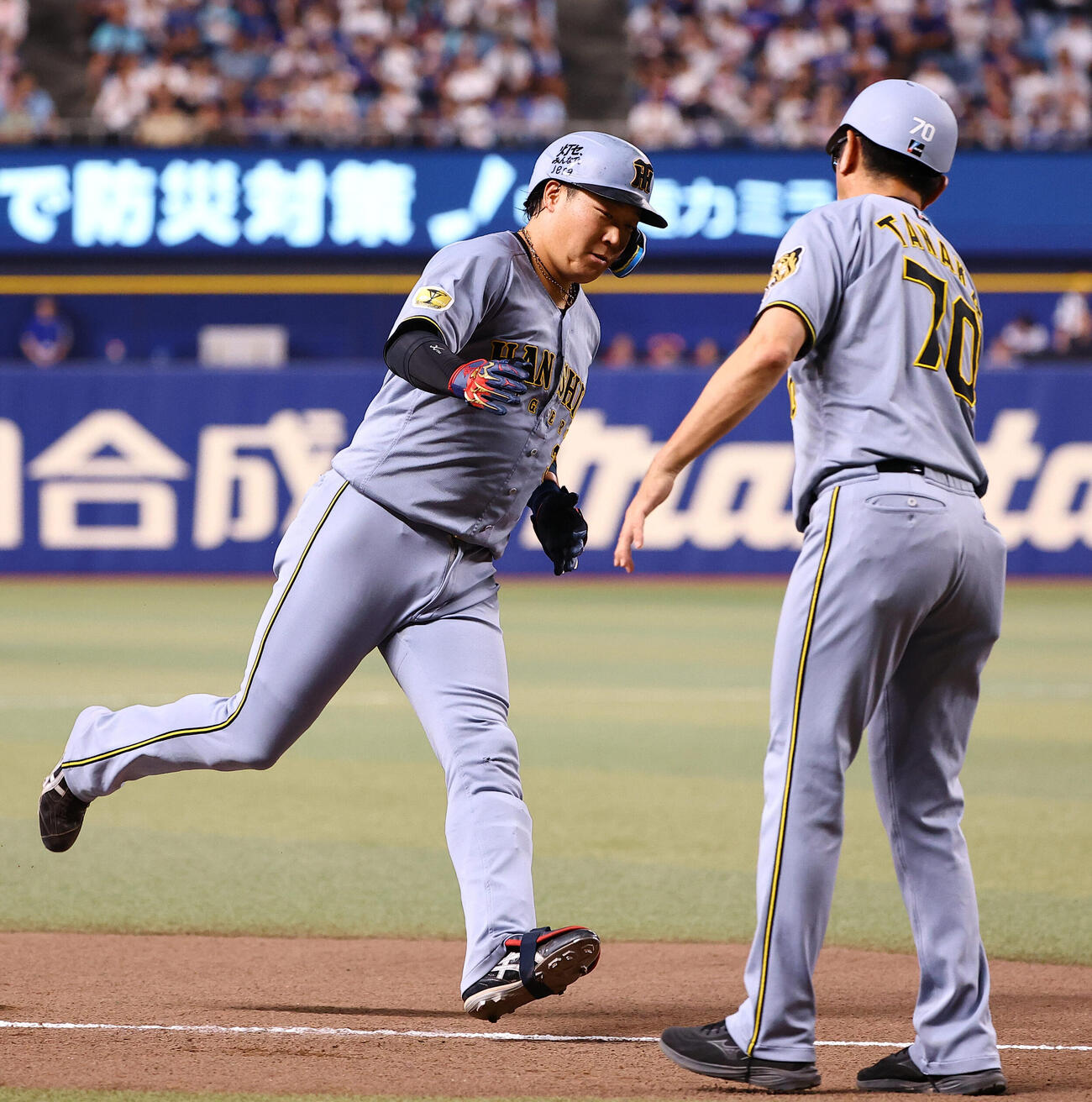 中日対阪神　6回表阪神1死、本塁打を放った大山悠輔は田中秀太コーチとタッチを交わす（撮影・上田博志）