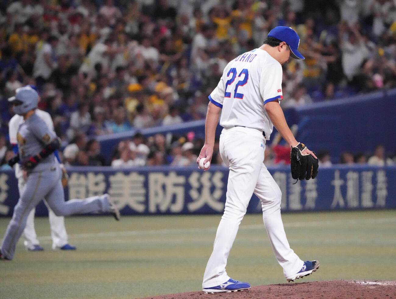 中日対阪神　6回表阪神1死、大野雄大（右）は大山悠輔に本塁打を打たれる（撮影・森本幸一）