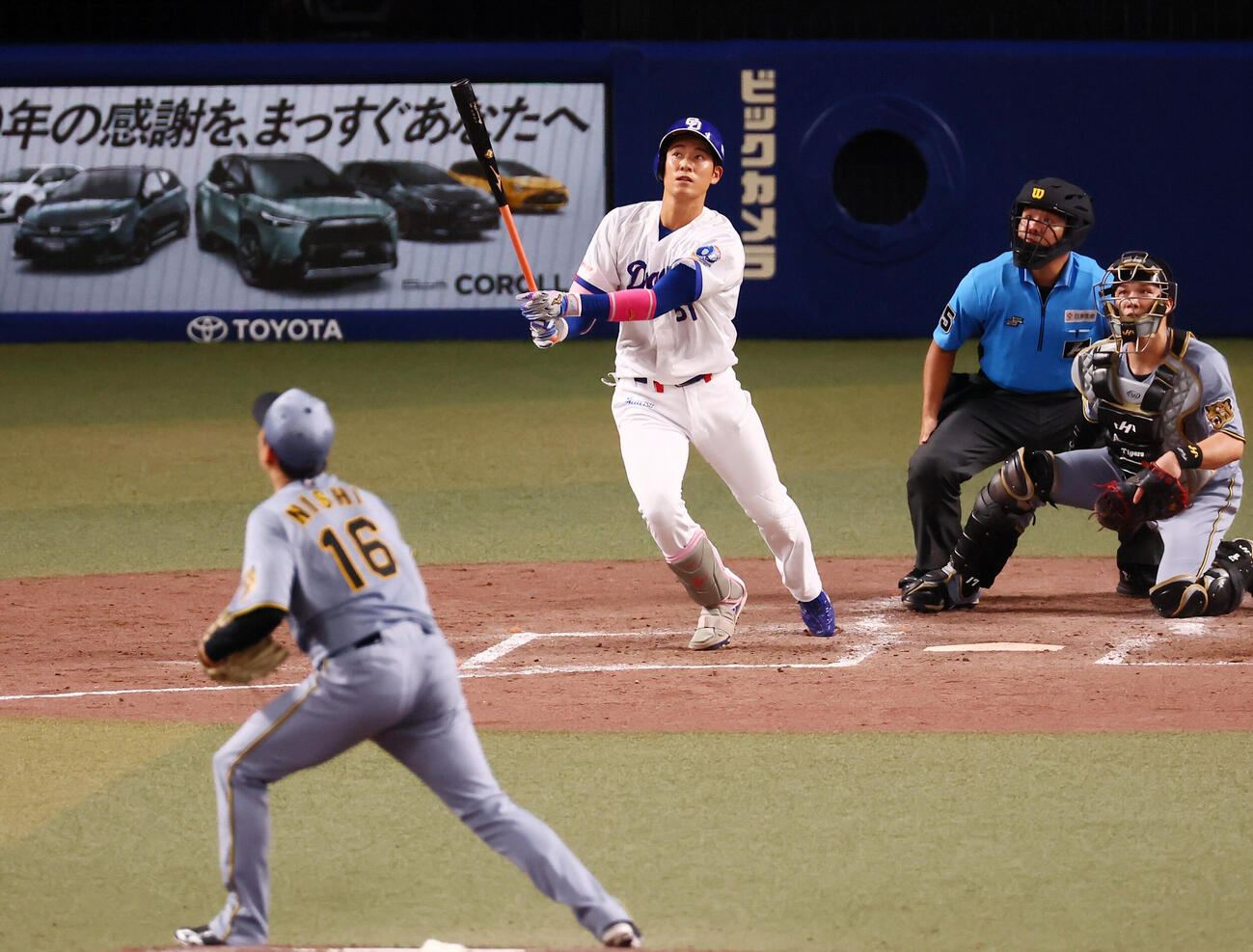 中日対阪神　4回裏中日1死一塁、上林誠知は右越え2点本塁打を放つ。投手西勇輝（撮影・加藤哉）