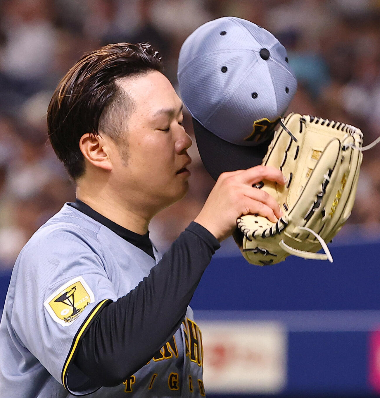 中日対阪神　4回、先制点を許した西勇輝はベンチに引き揚げる（撮影・上田博志）