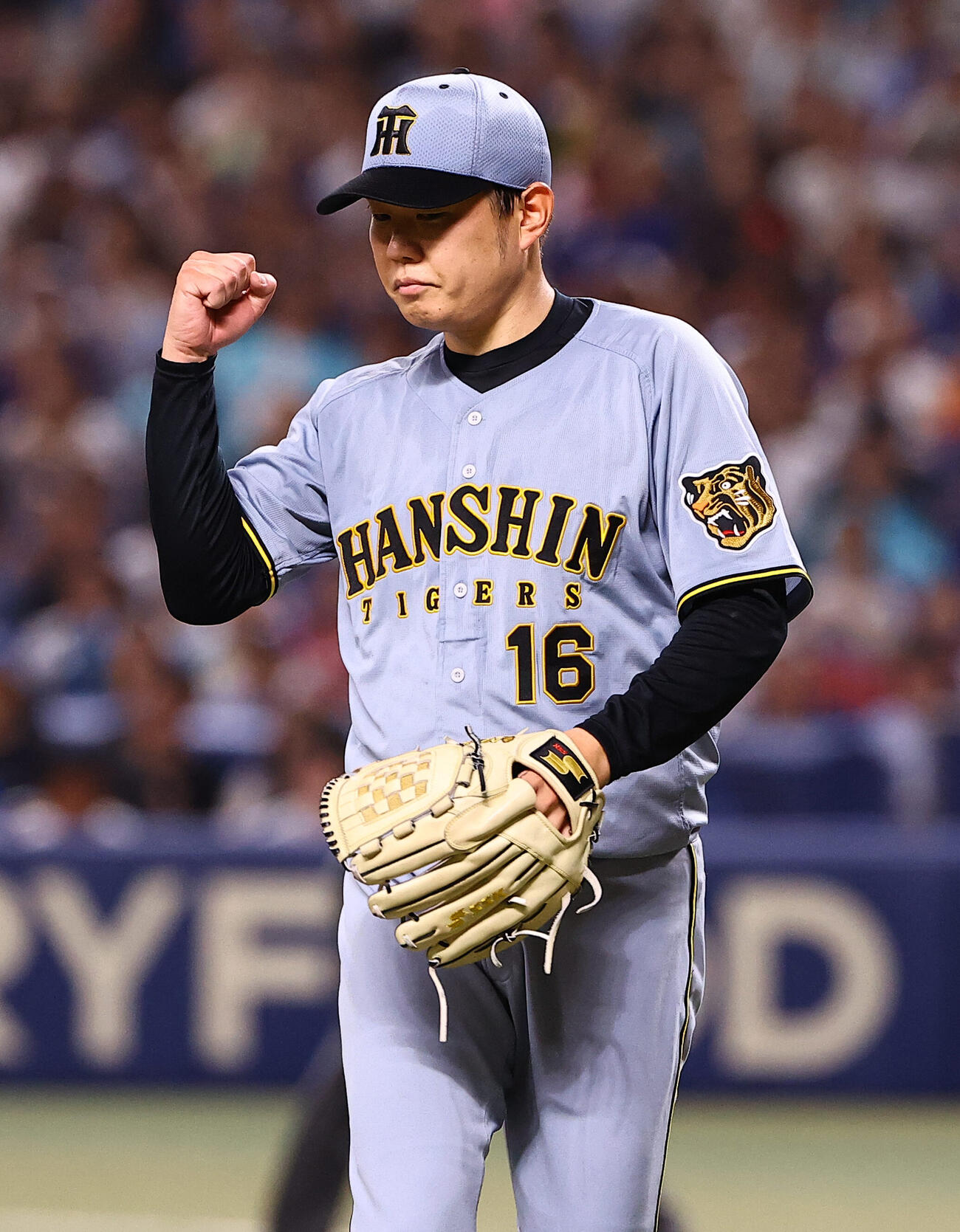 中日対阪神　3回裏中日2死一塁、岡林勇希を二ゴロに打ち取った西勇輝はガッツポーズをする（撮影・上田博志）