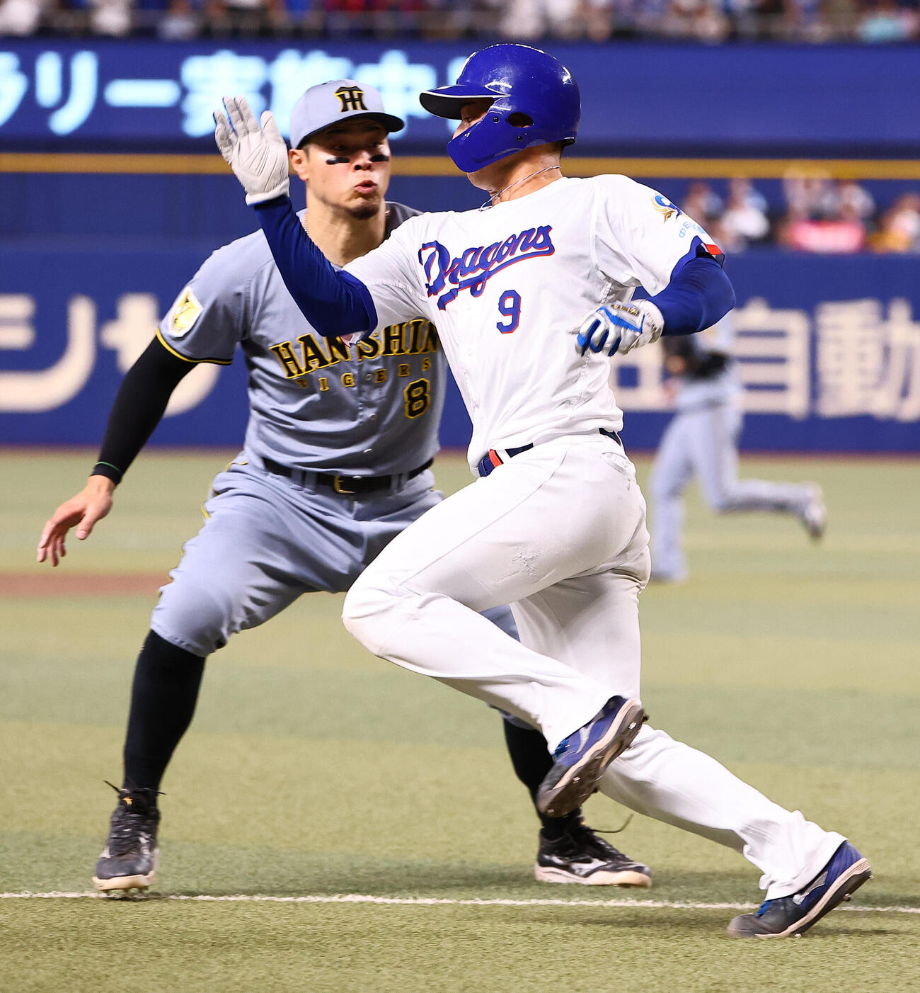 中日対阪神　5回裏中日1死一、三塁、岡林勇希の一ゴロで本塁を狙う石伊雄太は佐藤輝明のタッチで憤死する（撮影・上田博志）