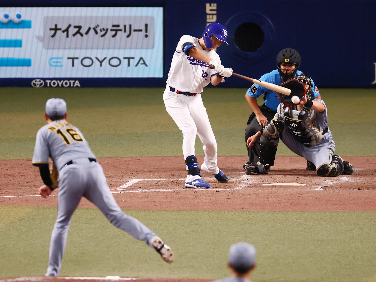 中日対阪神　5回裏中日無死二塁、大野雄大は左前打を放つ。投手西勇輝（撮影・加藤哉）