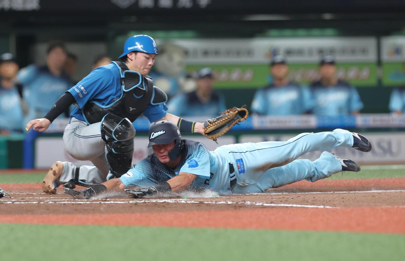 西武対日本ハム　6回裏西武1死満塁、仲田慶介の犠飛で生還する岸潤一郎。捕手田宮裕涼（撮影・黒川智章）