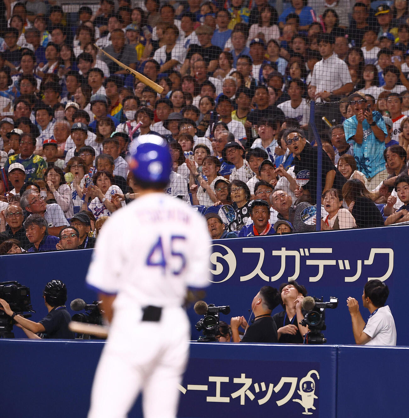 中日対阪神　6回裏阪神2死、土田龍空の折れたバットがカメラマン席に飛び込む（撮影・上田博志）