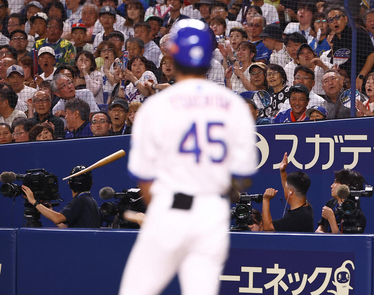 中日対阪神　6回裏阪神2死、土田龍空の折れたバットがカメラマン席に飛び込む（撮影・上田博志）
